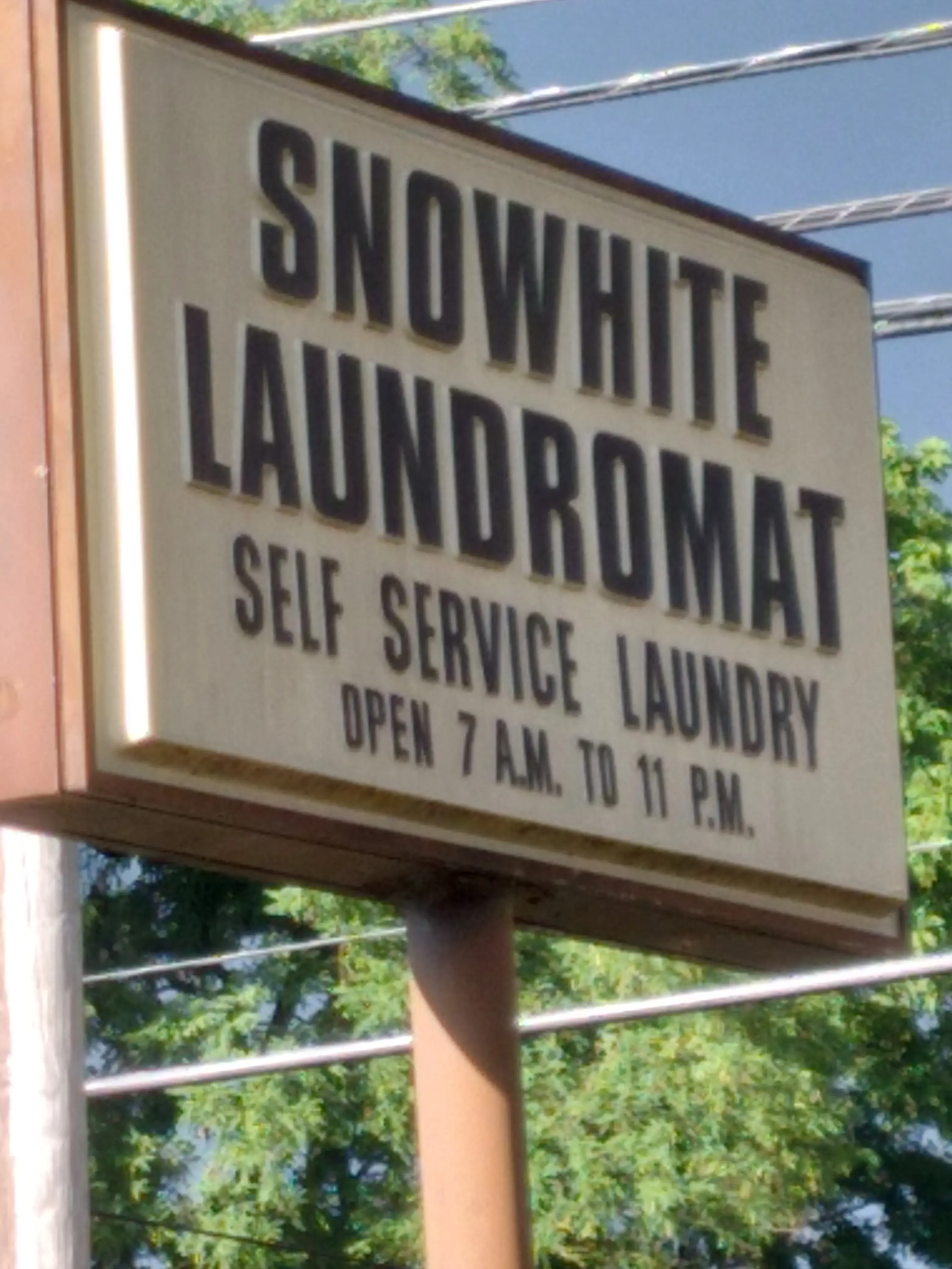 Snow White Laundromat - Image 4