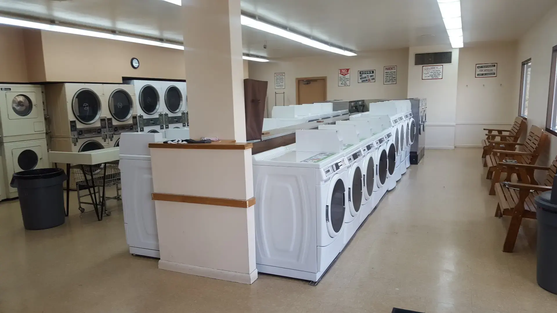 Snow White Laundromat - Image 7