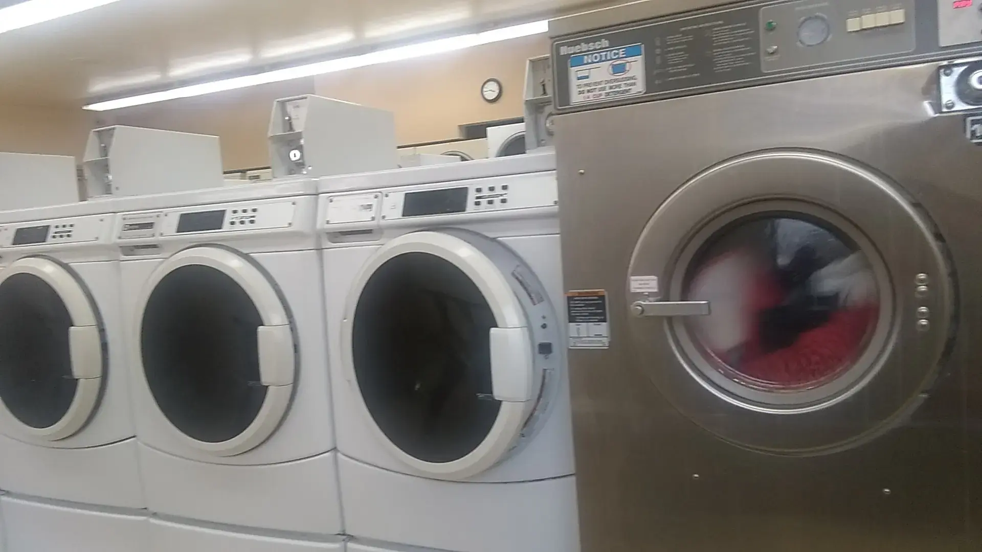 Snow White Laundromat thumbnail 11