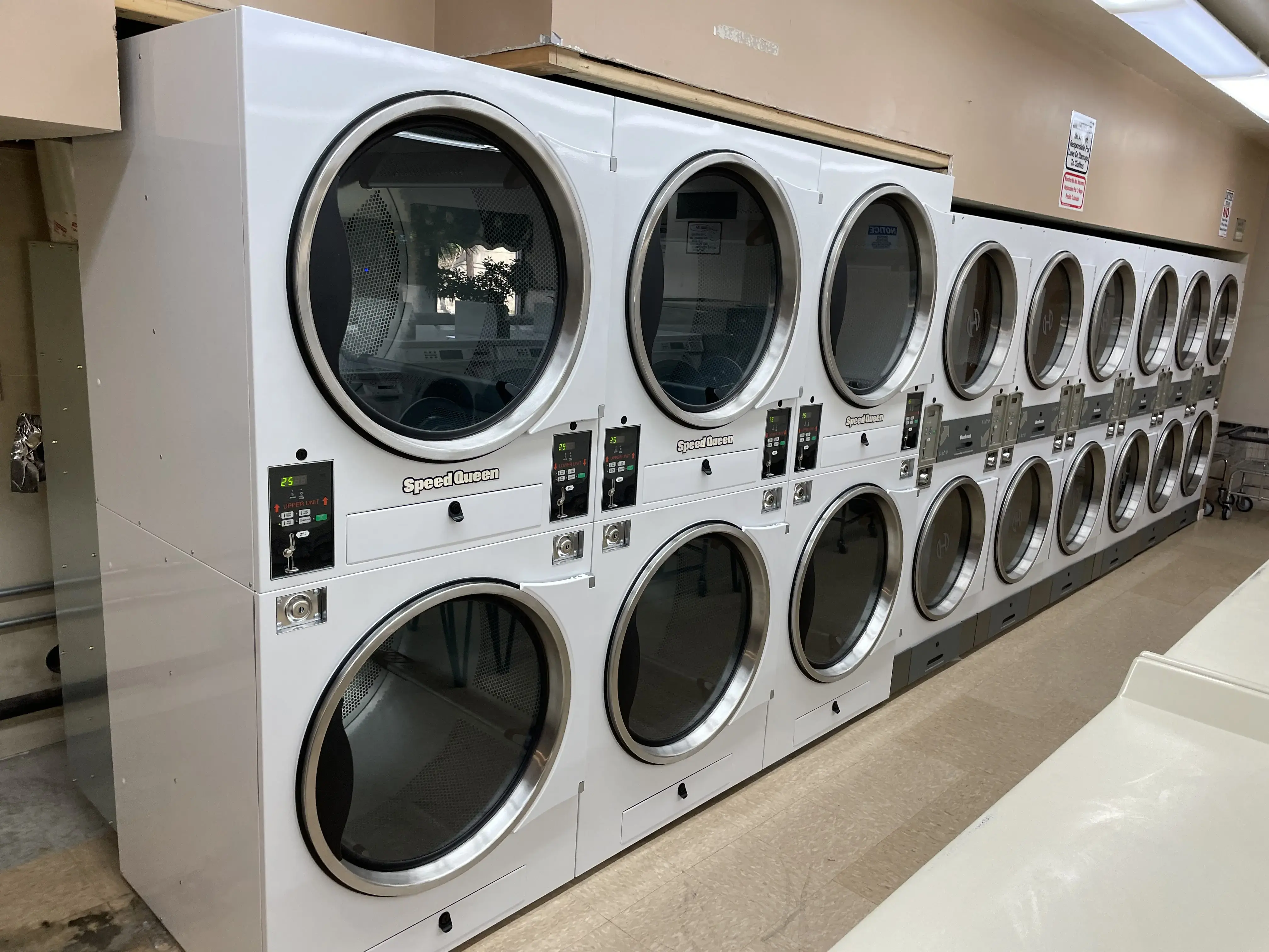 Snow White Laundromat thumbnail 9