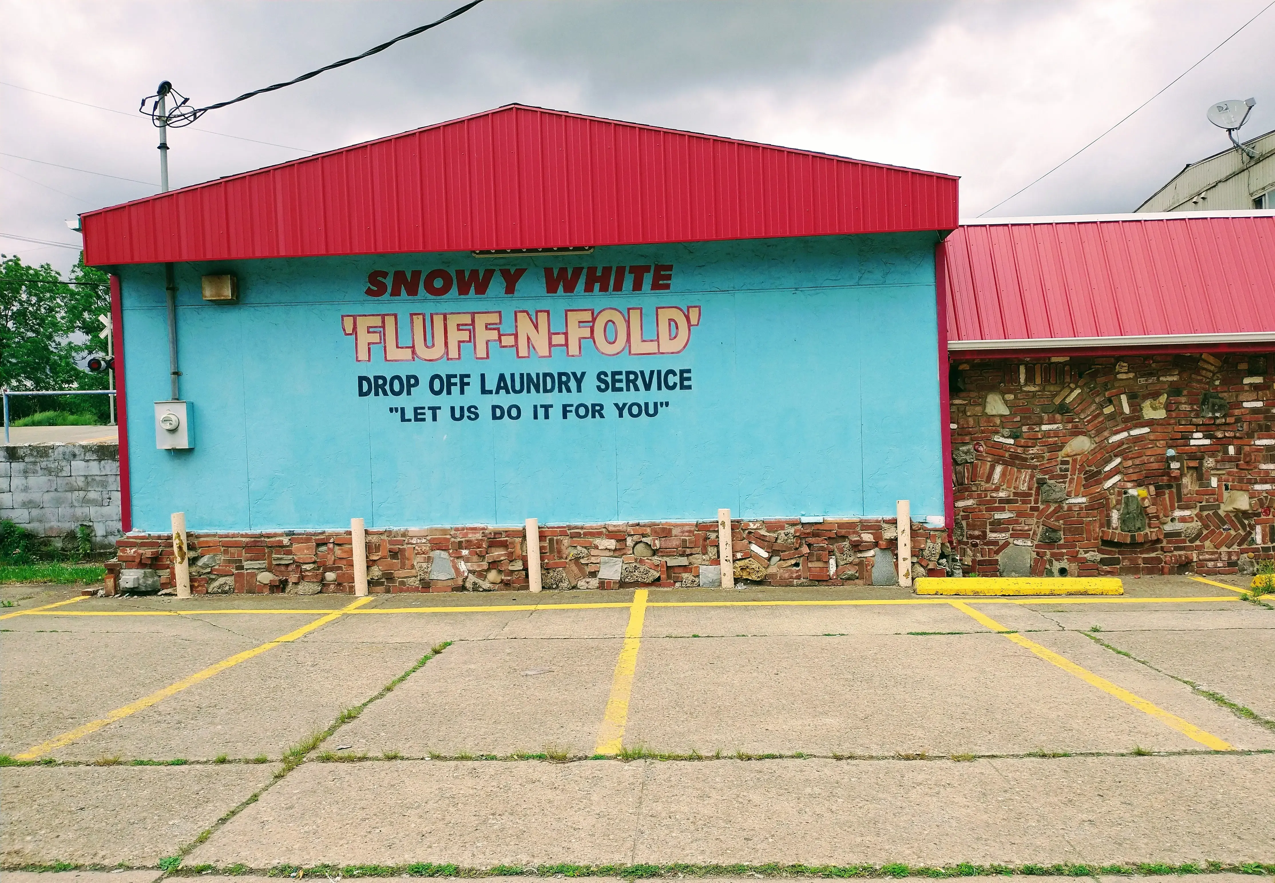 Snowy White Coin Laundromat thumbnail 1