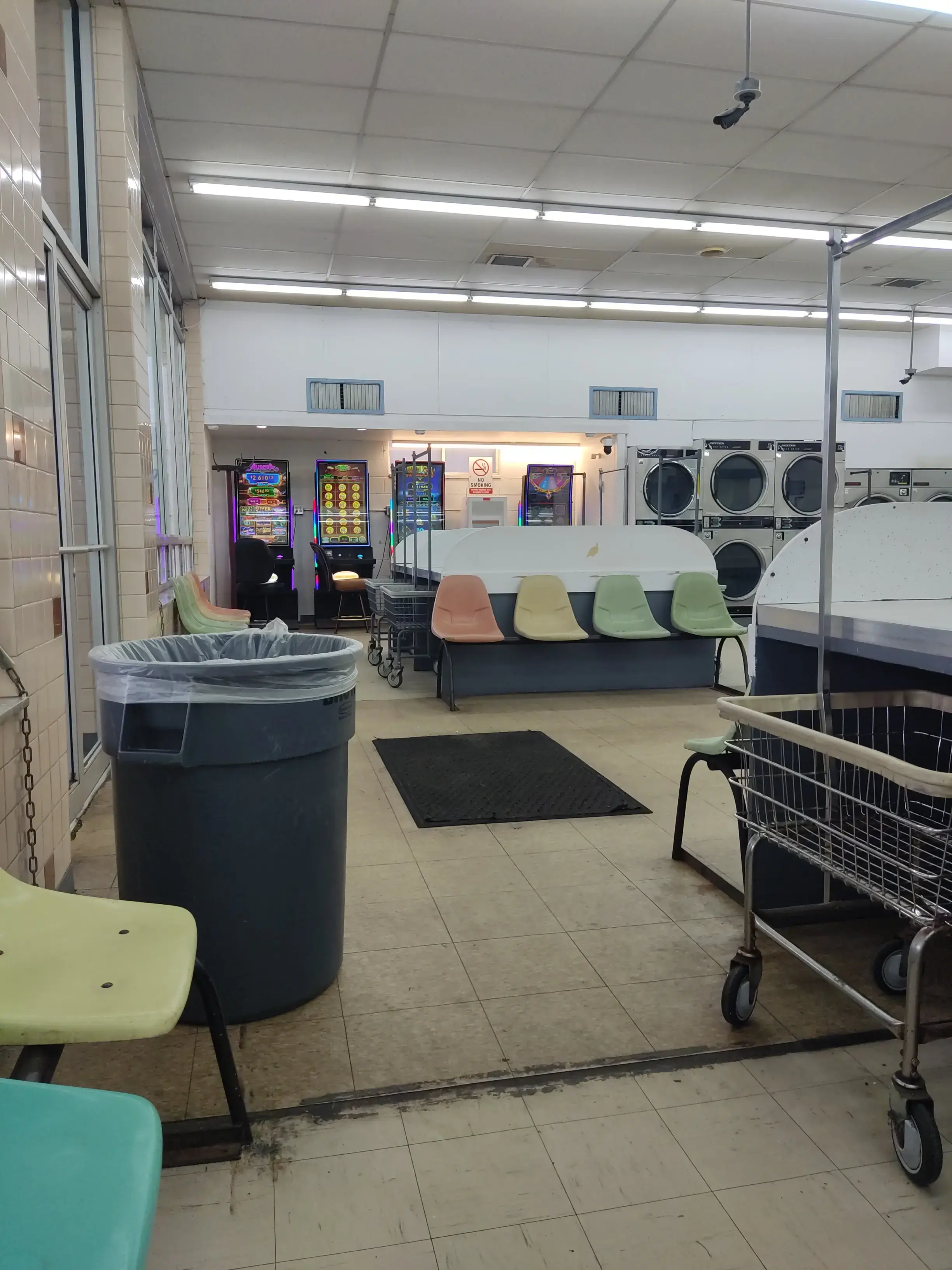 Snowy White Laundromat thumbnail 17