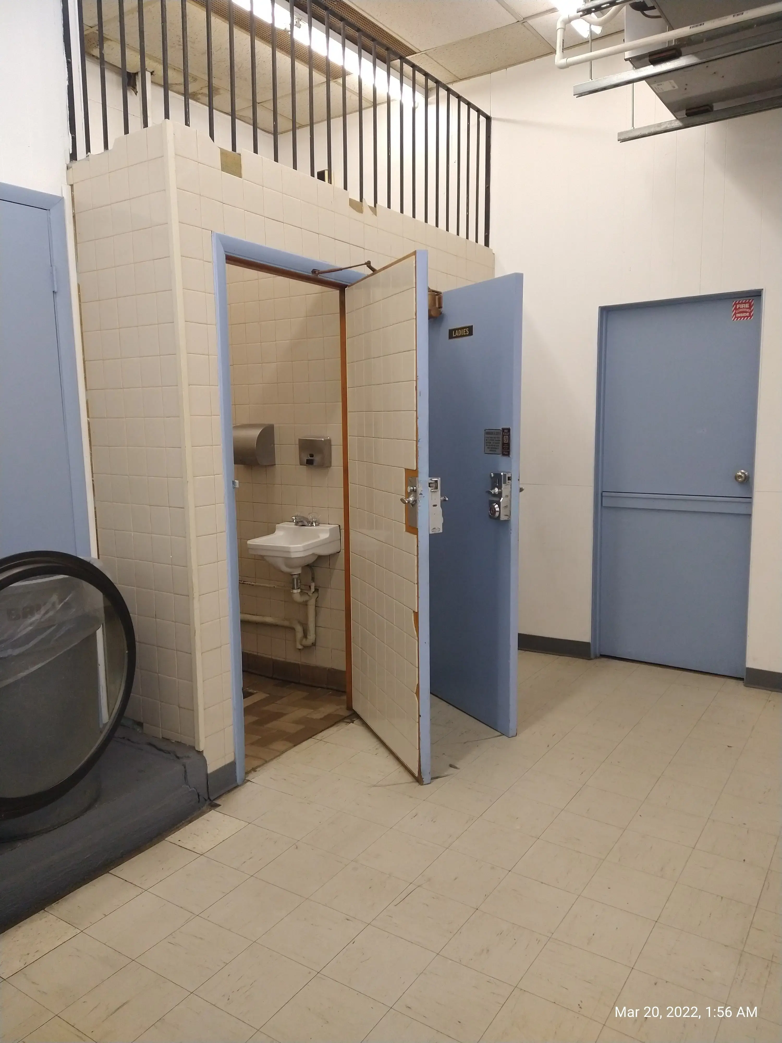 Snowy White Laundromat - Image 8