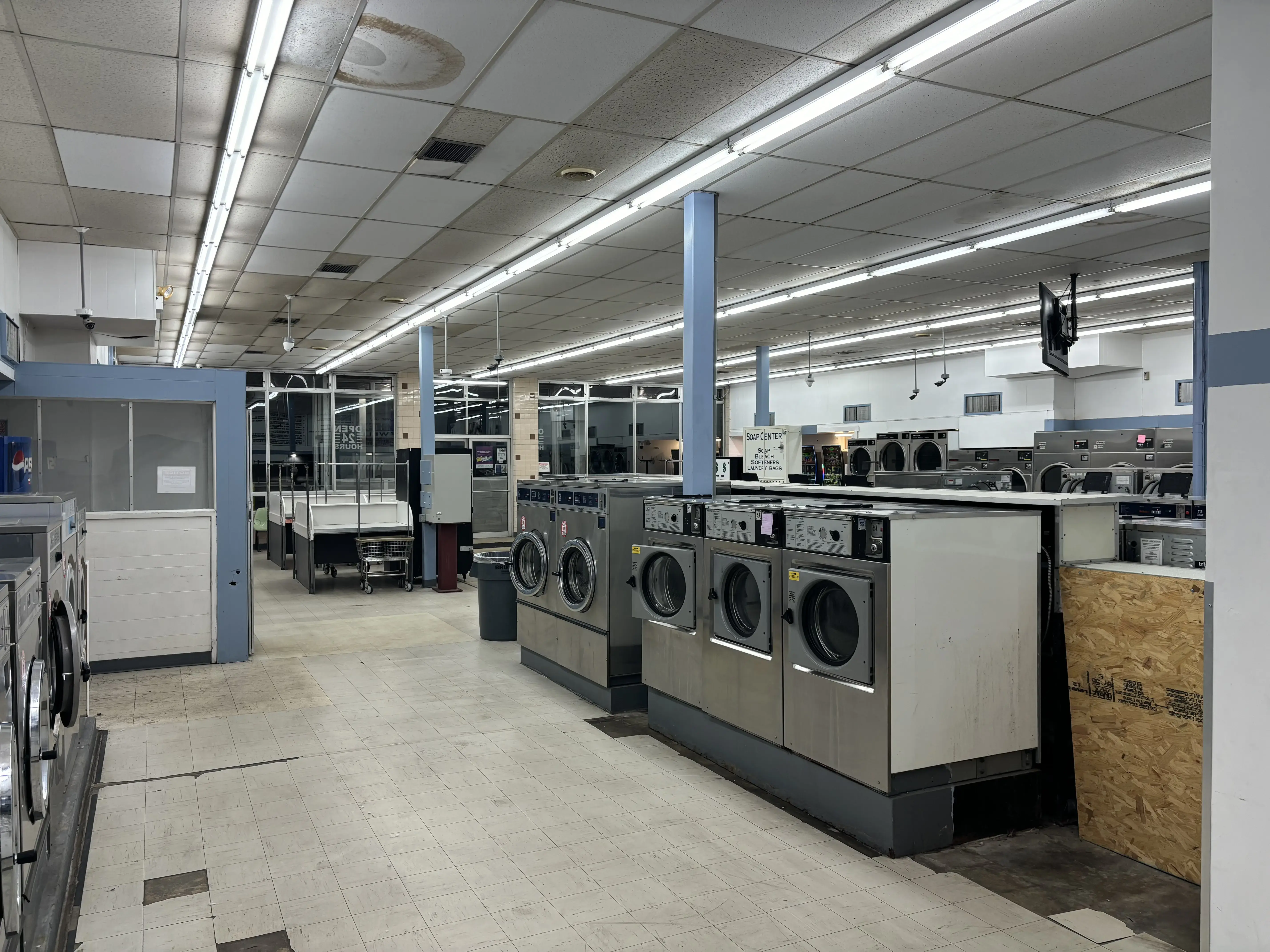 Snowy White Laundromat thumbnail 2
