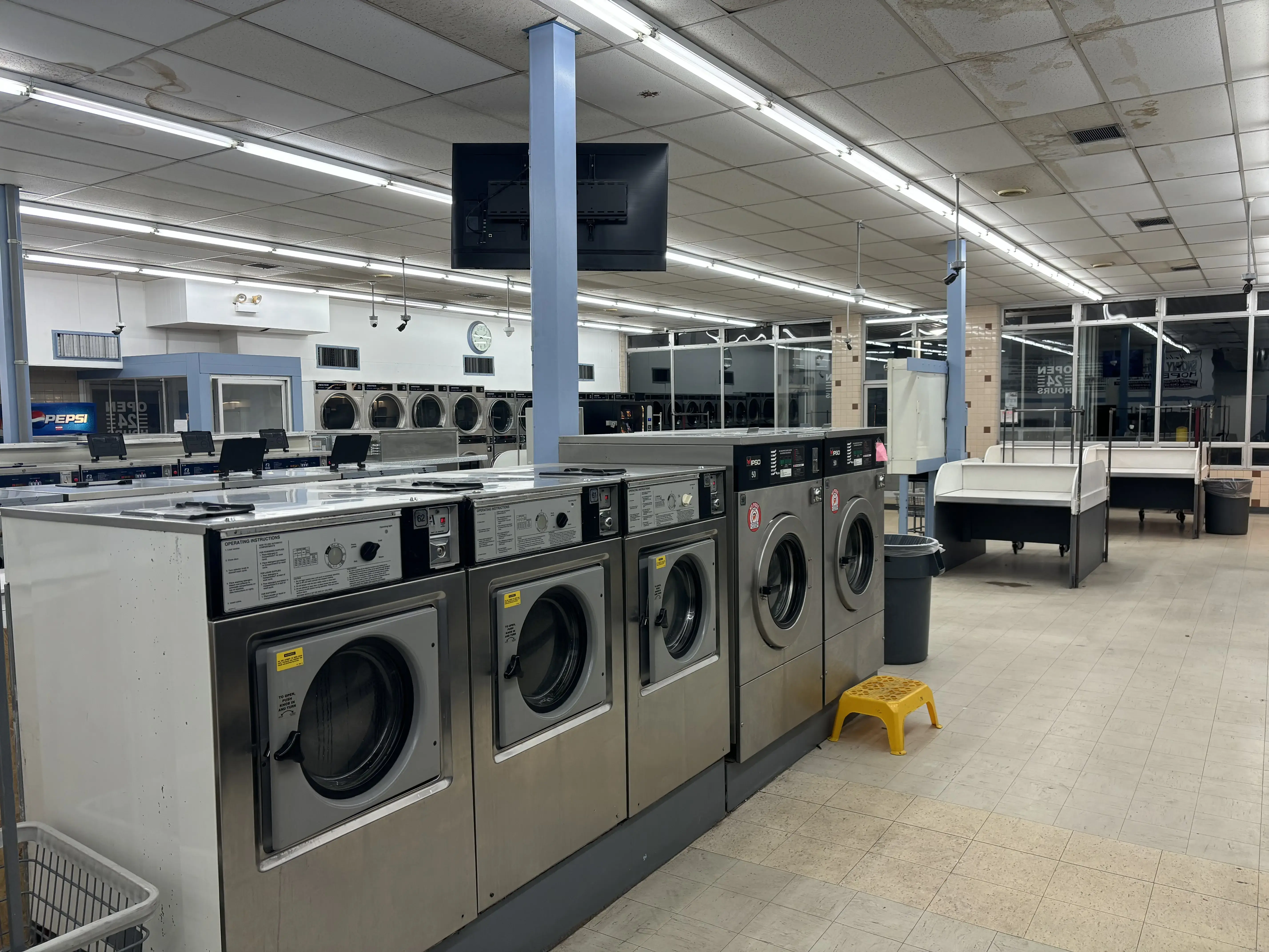 Snowy White Laundromat - Image 19