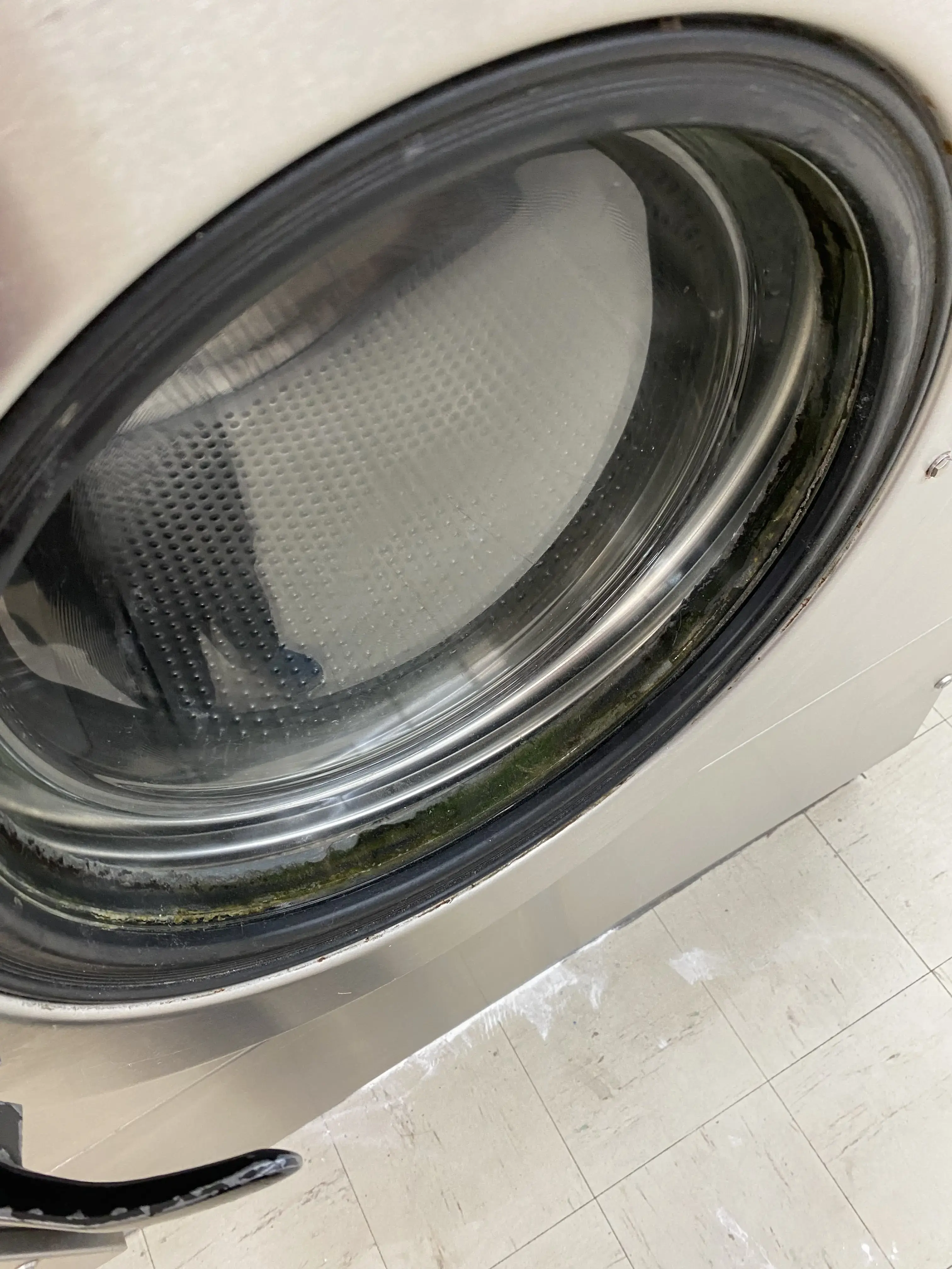 Snowy White Laundromat - Image 11