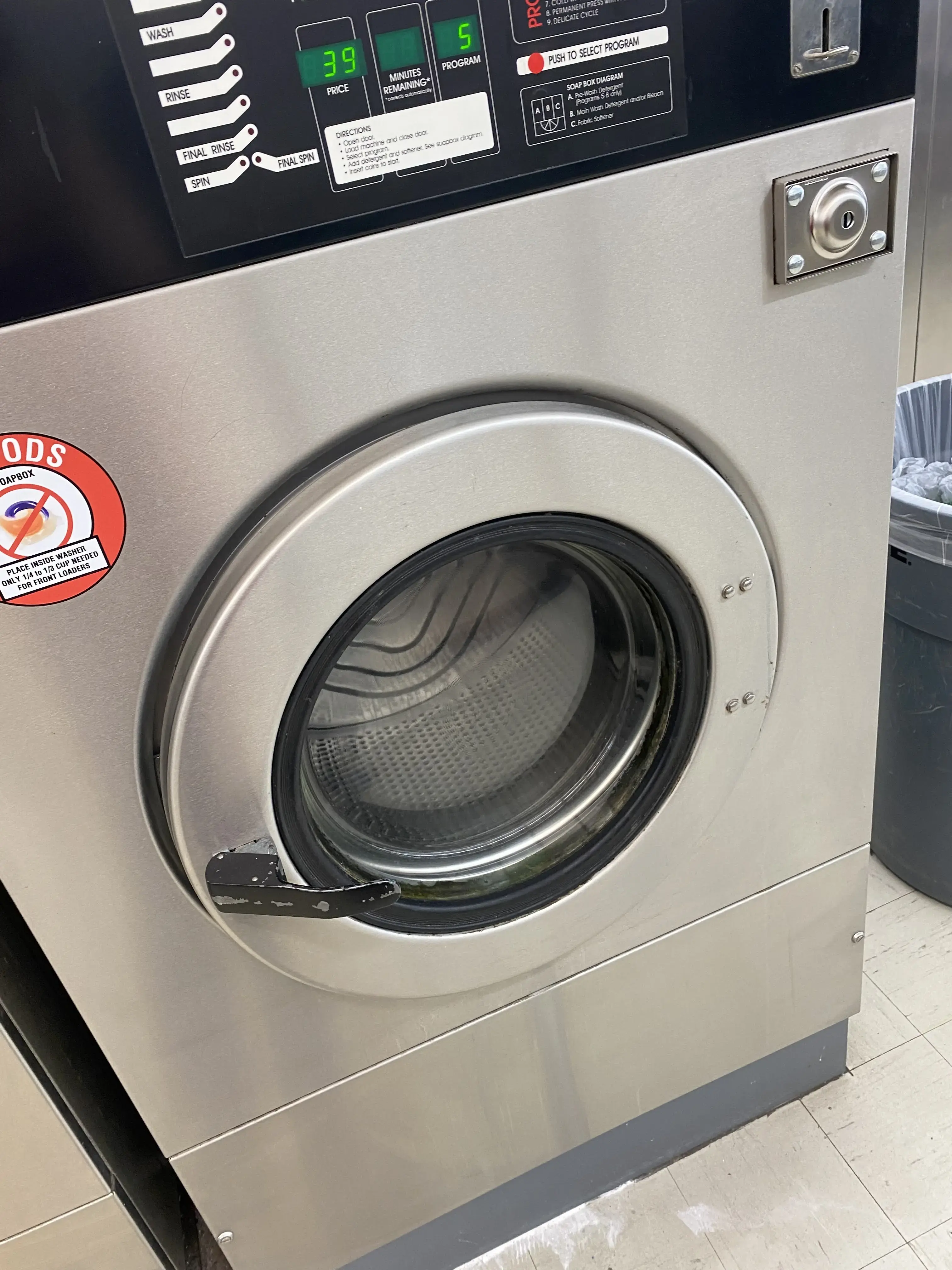 Snowy White Laundromat thumbnail 9