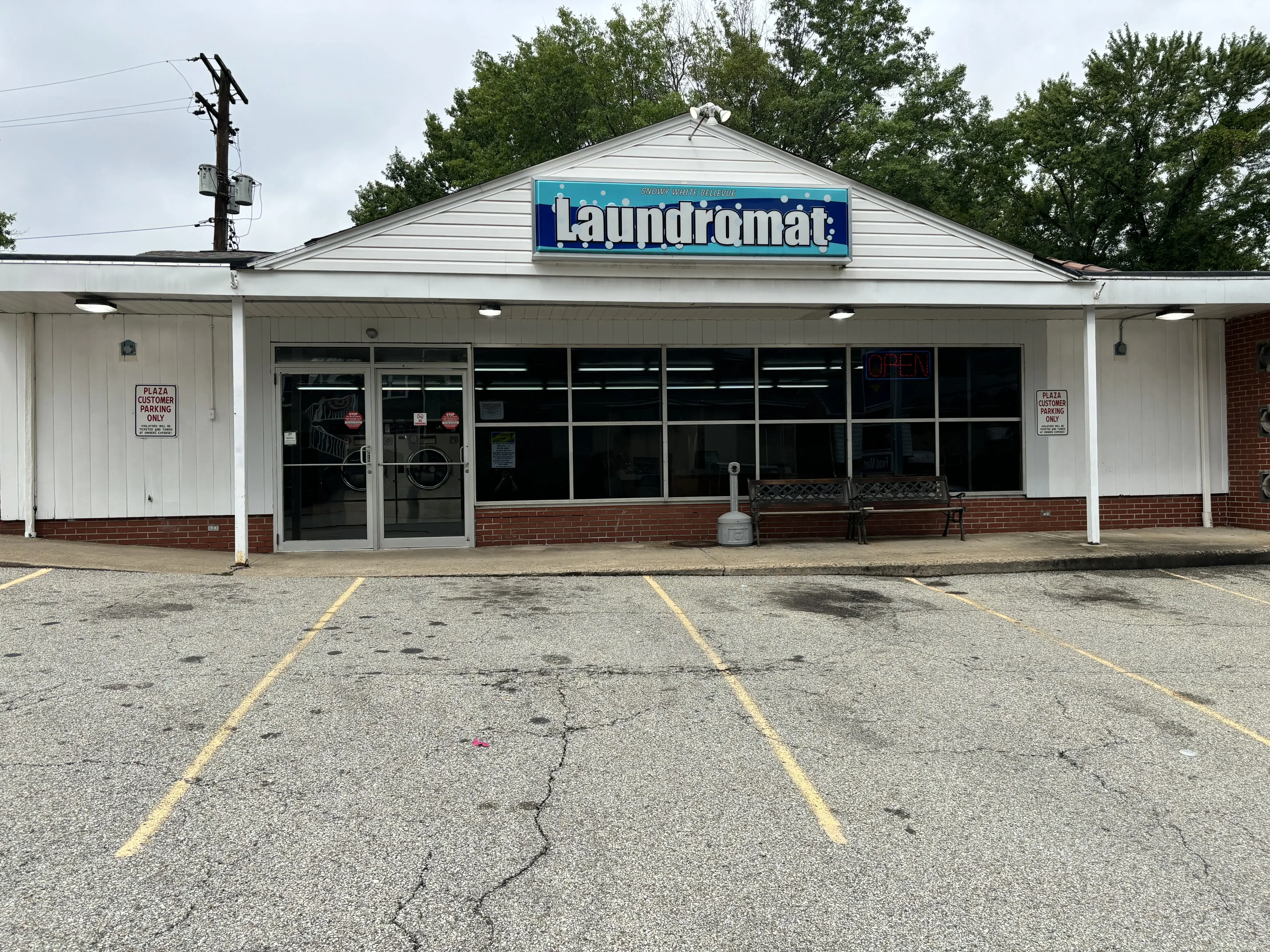 Snowy White Laundromat thumbnail 3