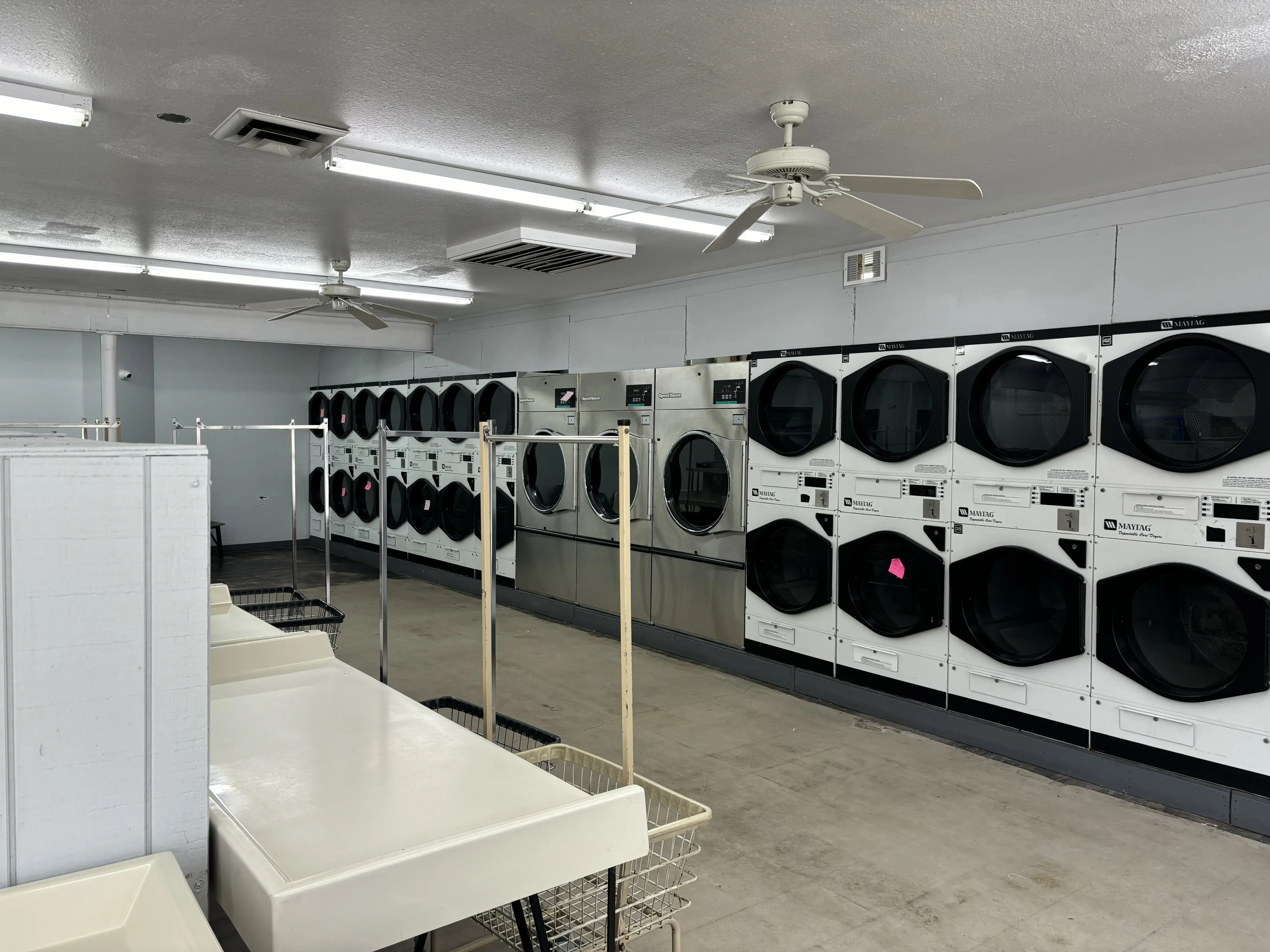 Snowy White Laundromat thumbnail 2