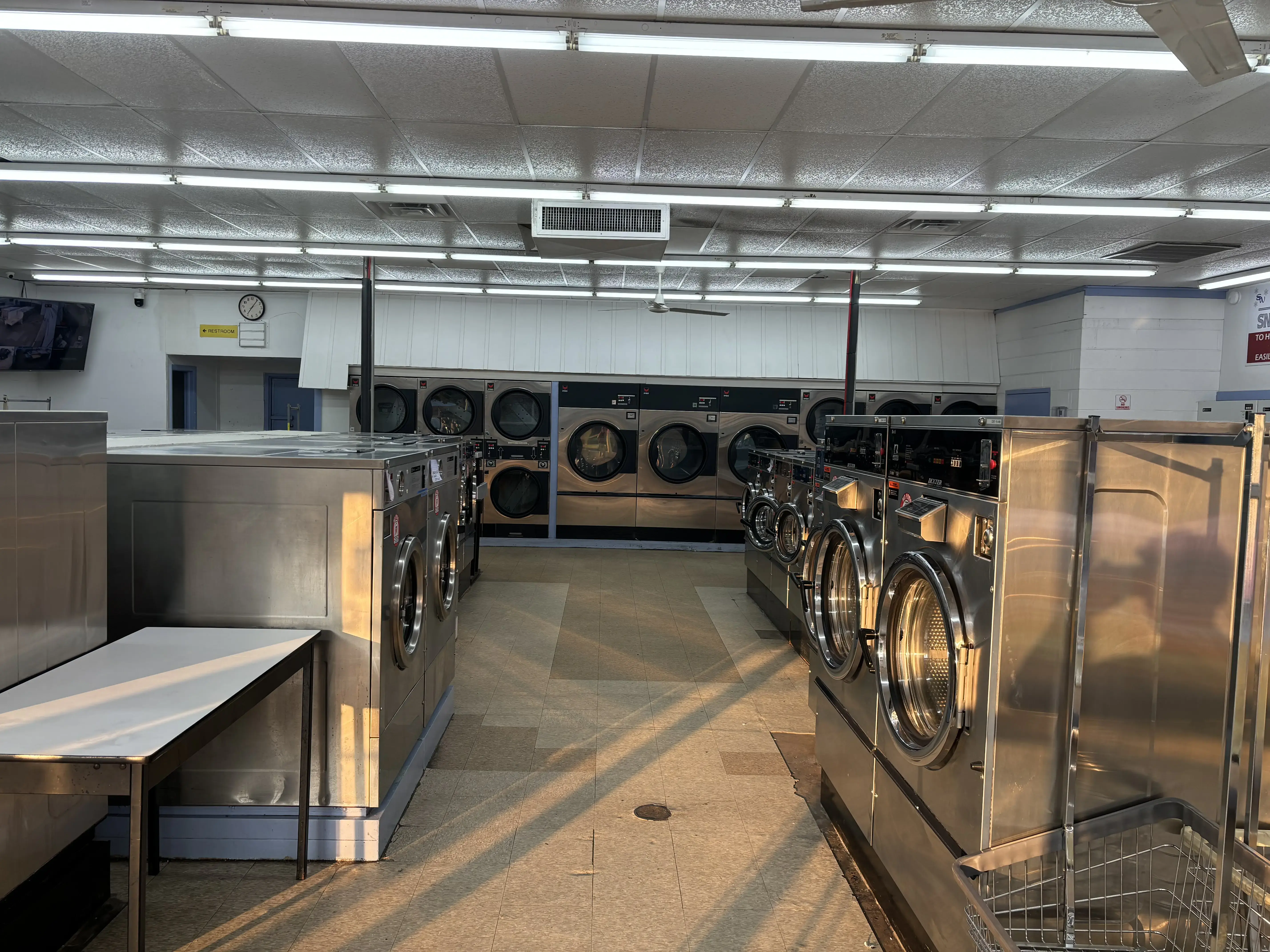 Snowy White Laundromat thumbnail 4