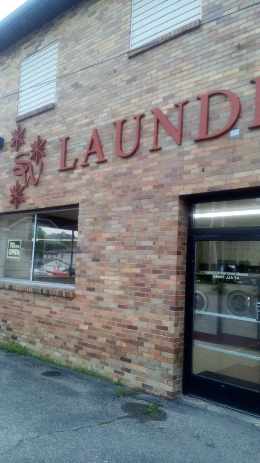 Snowy White Laundromat thumbnail 4