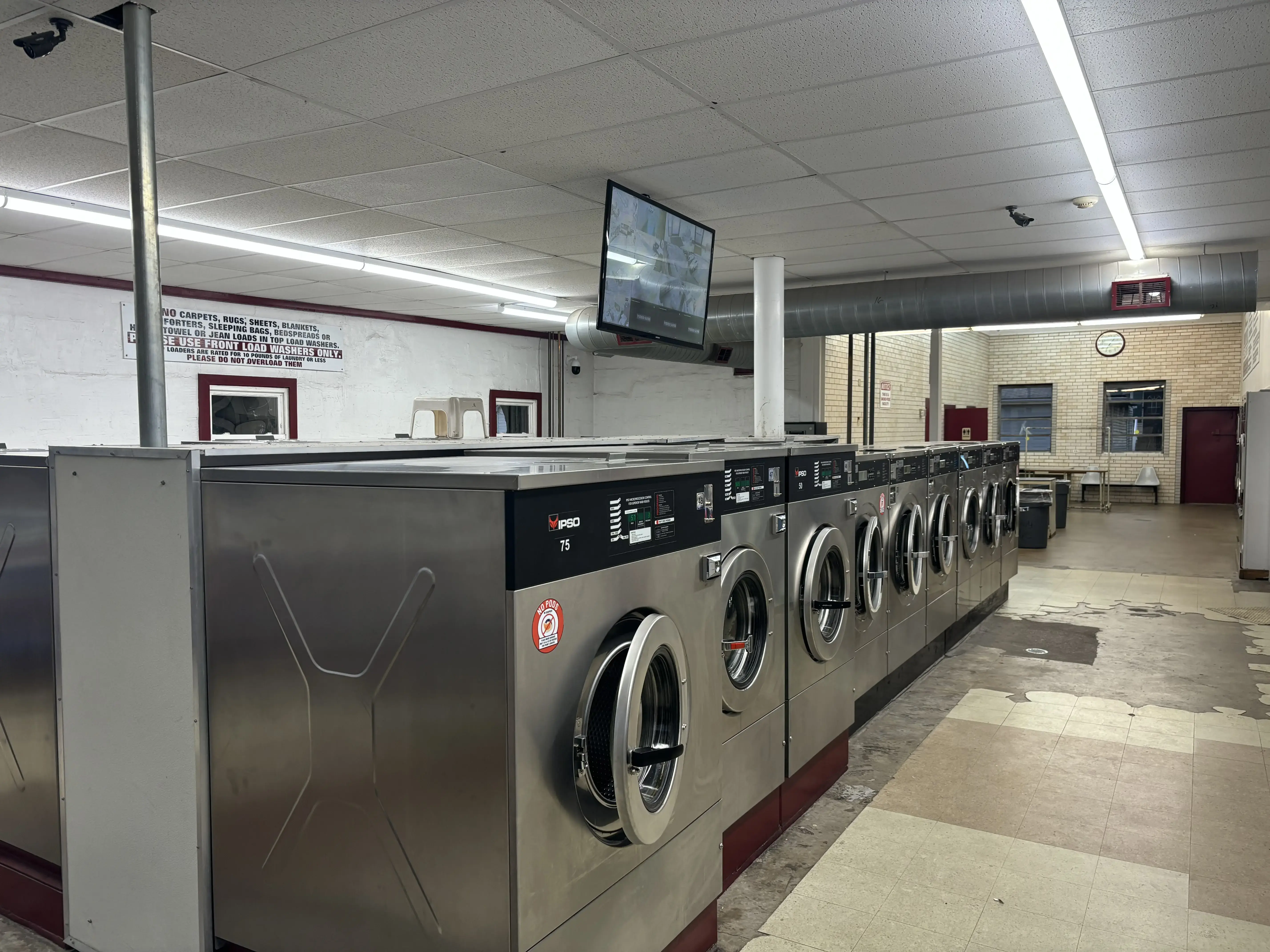 Snowy White Laundromat thumbnail 6