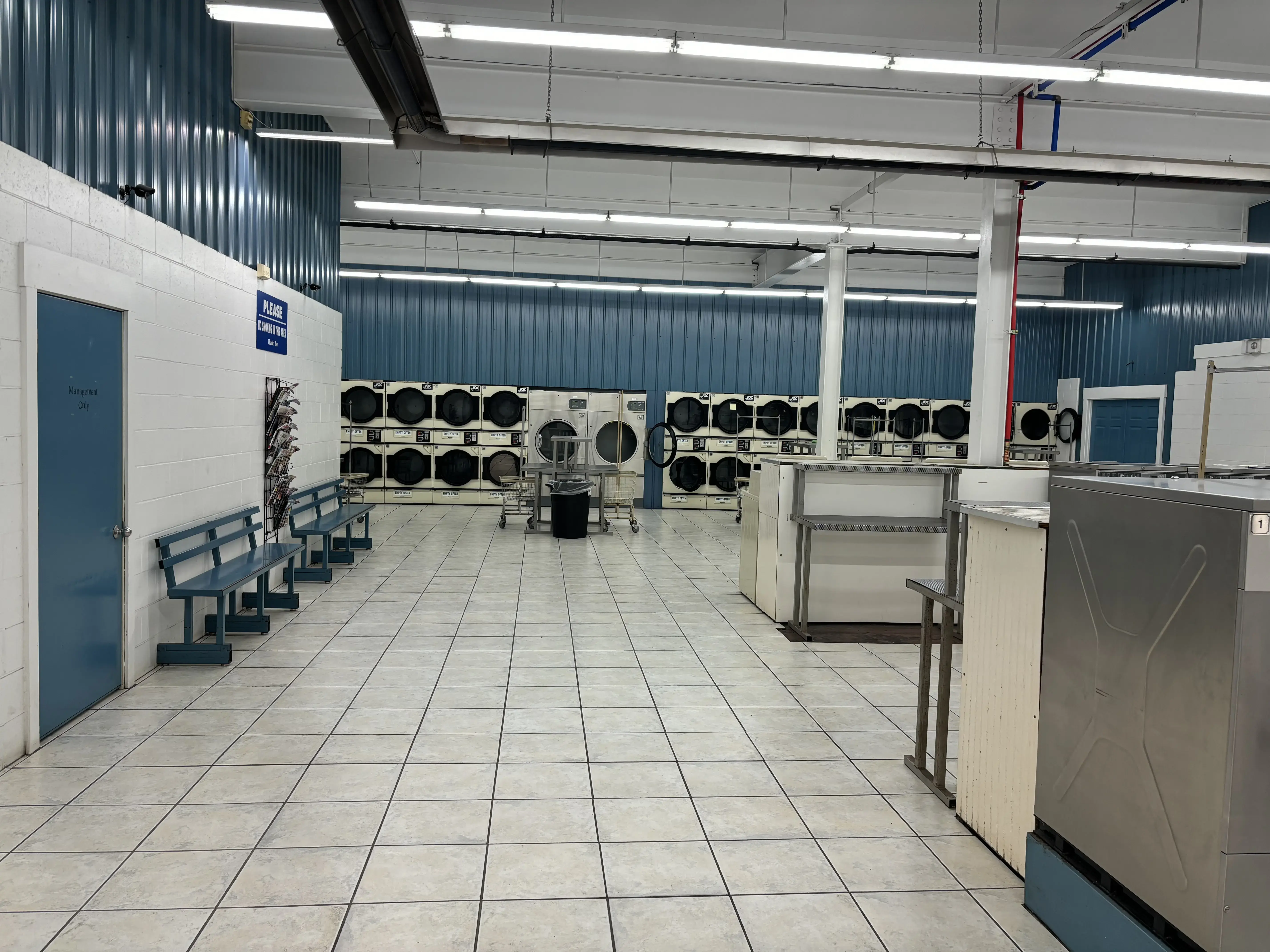 Snowy White Laundromat thumbnail 8