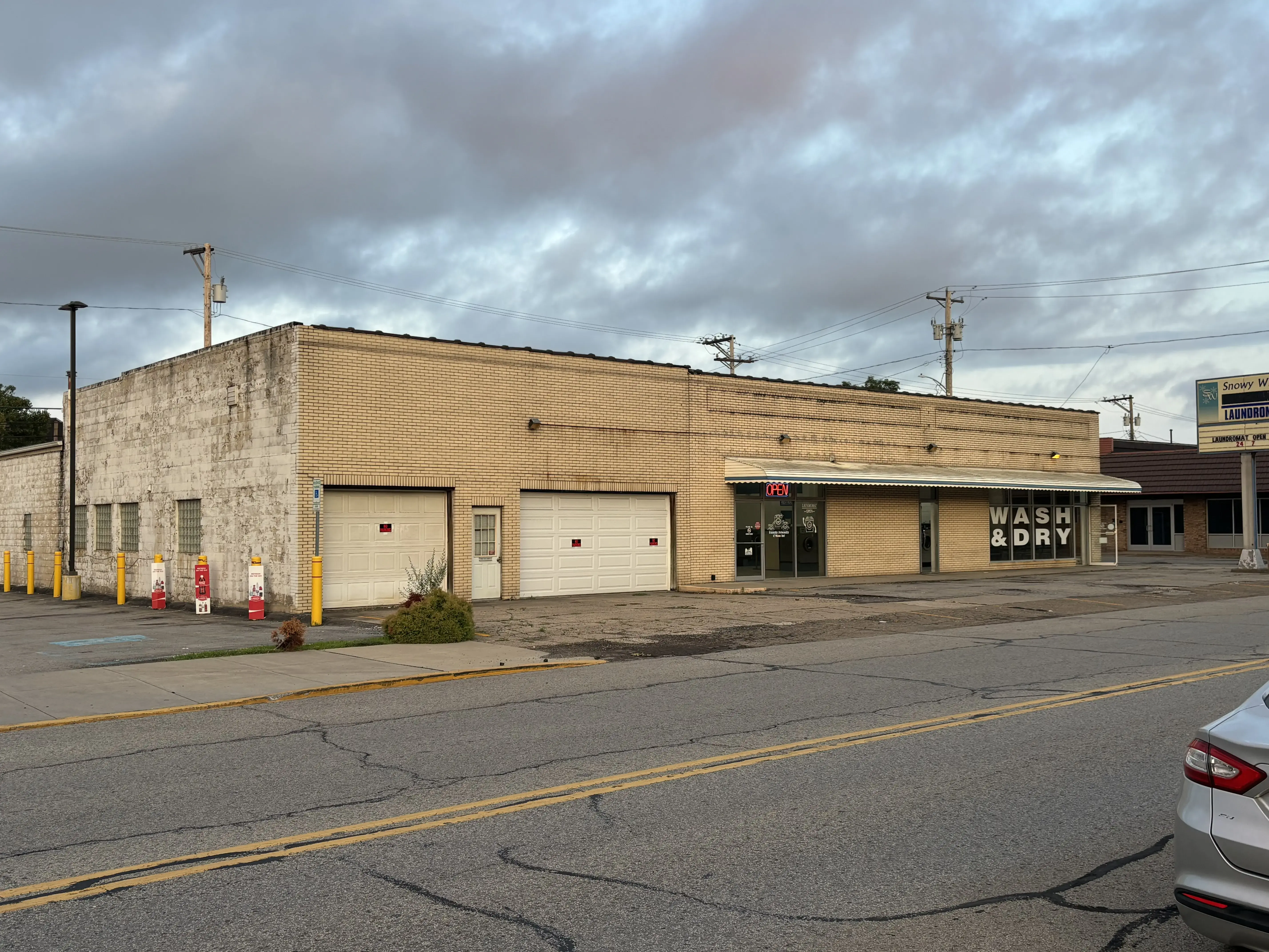 Snowy White Laundromat - Image 3