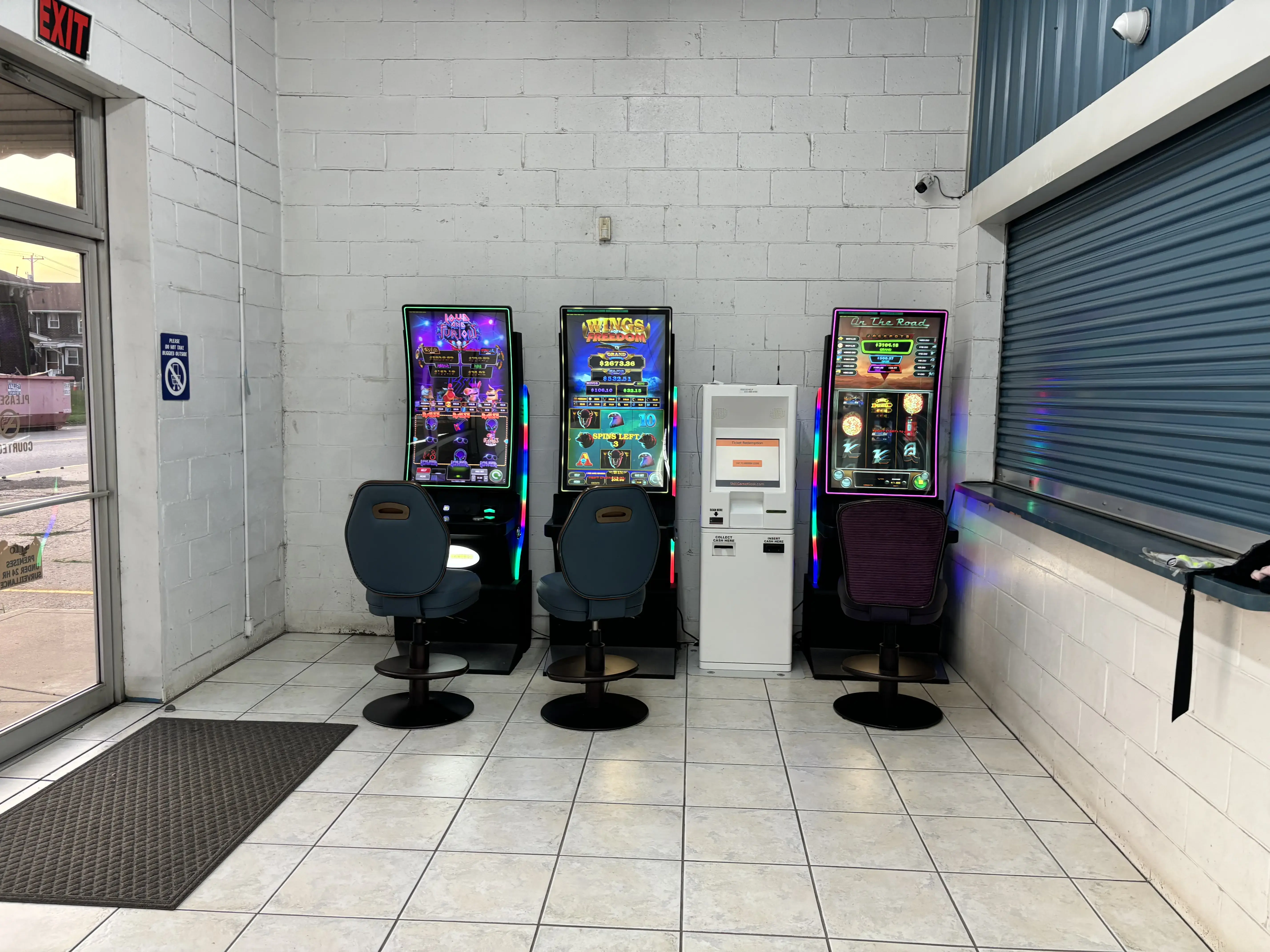 Snowy White Laundromat - Image 2