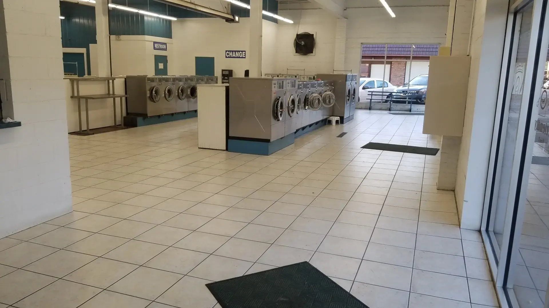 Snowy White Laundromat thumbnail 9