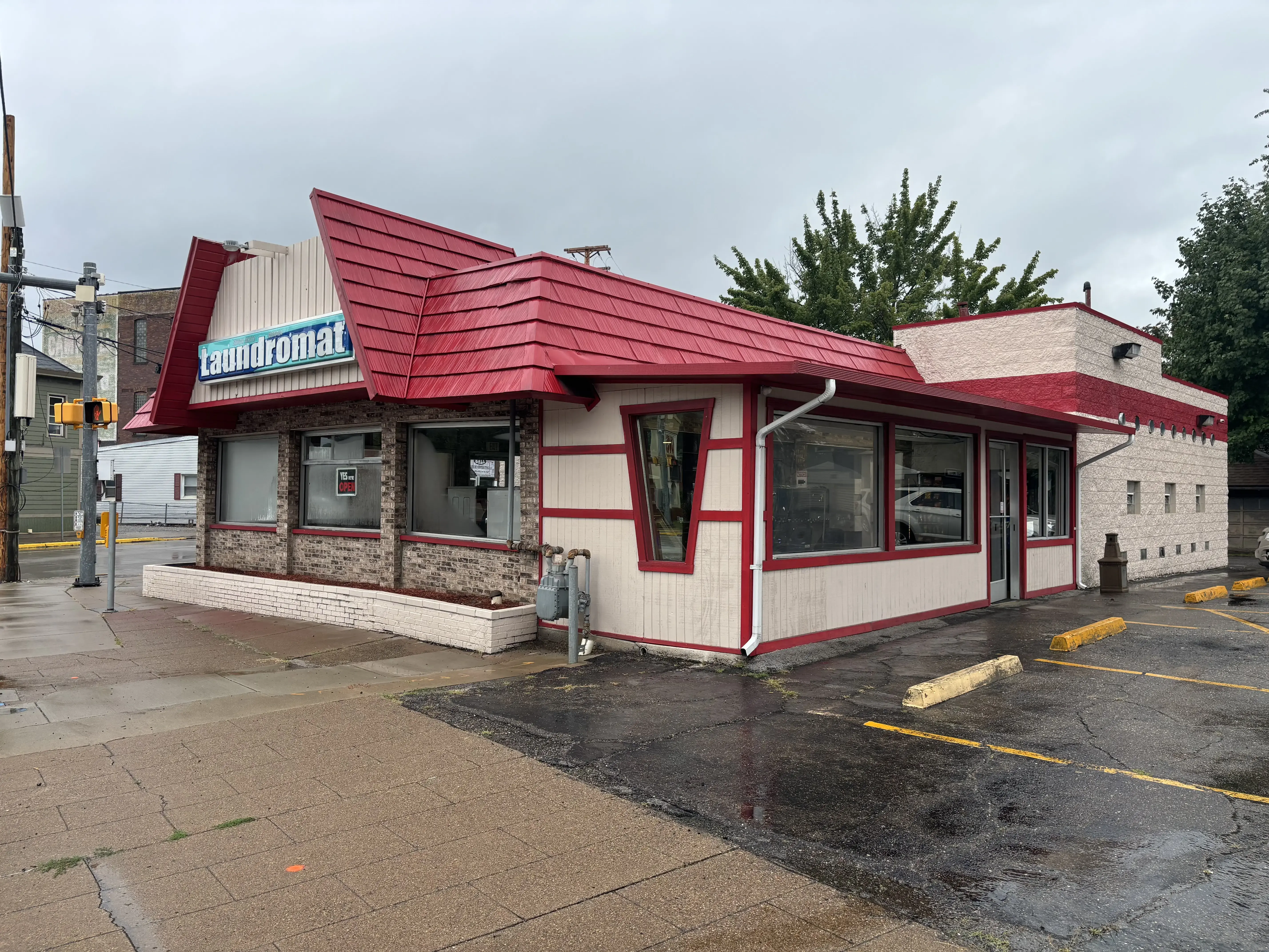 Snowy White Laundromat - Image 2