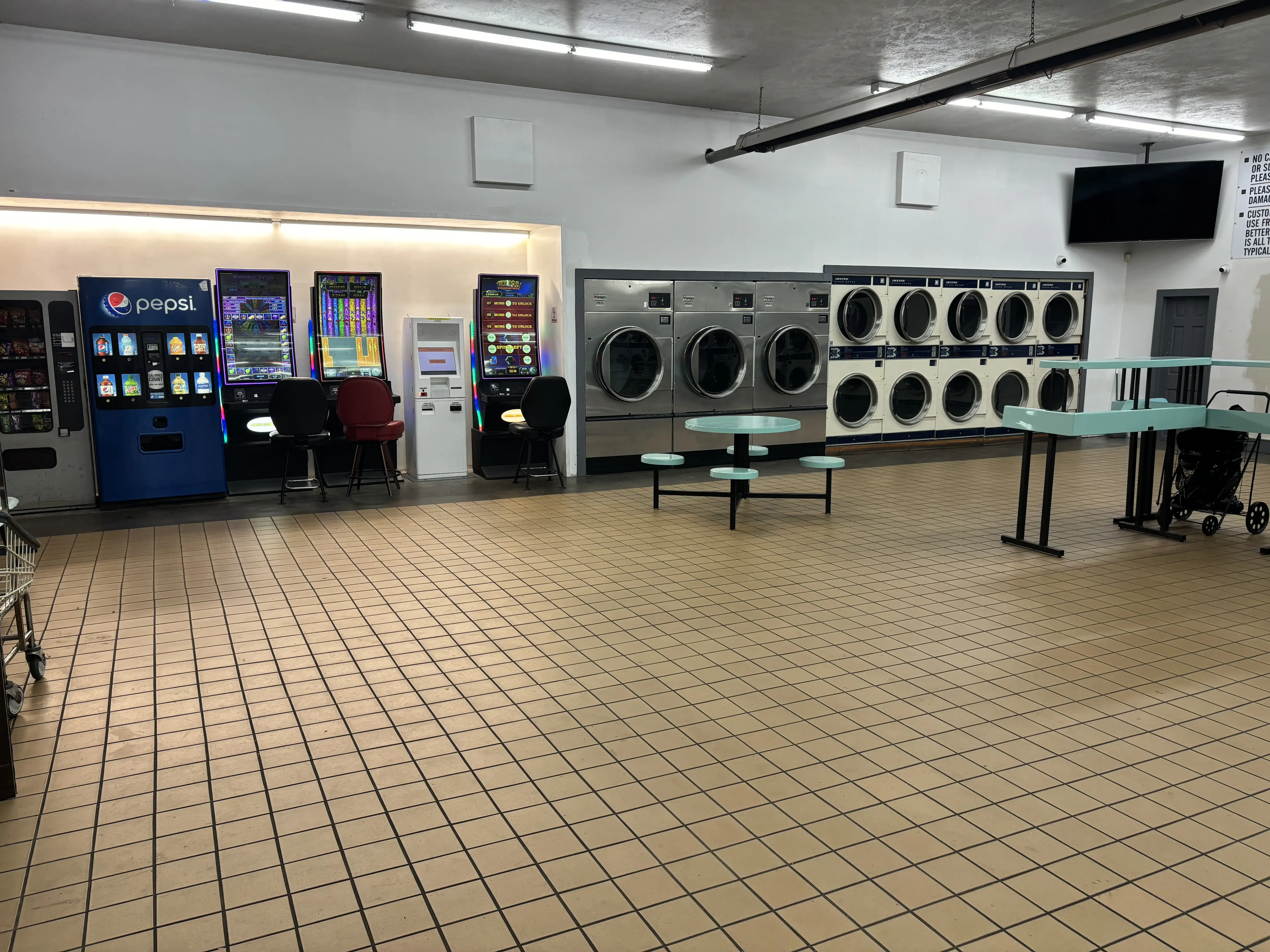 Snowy White Laundromat thumbnail 12