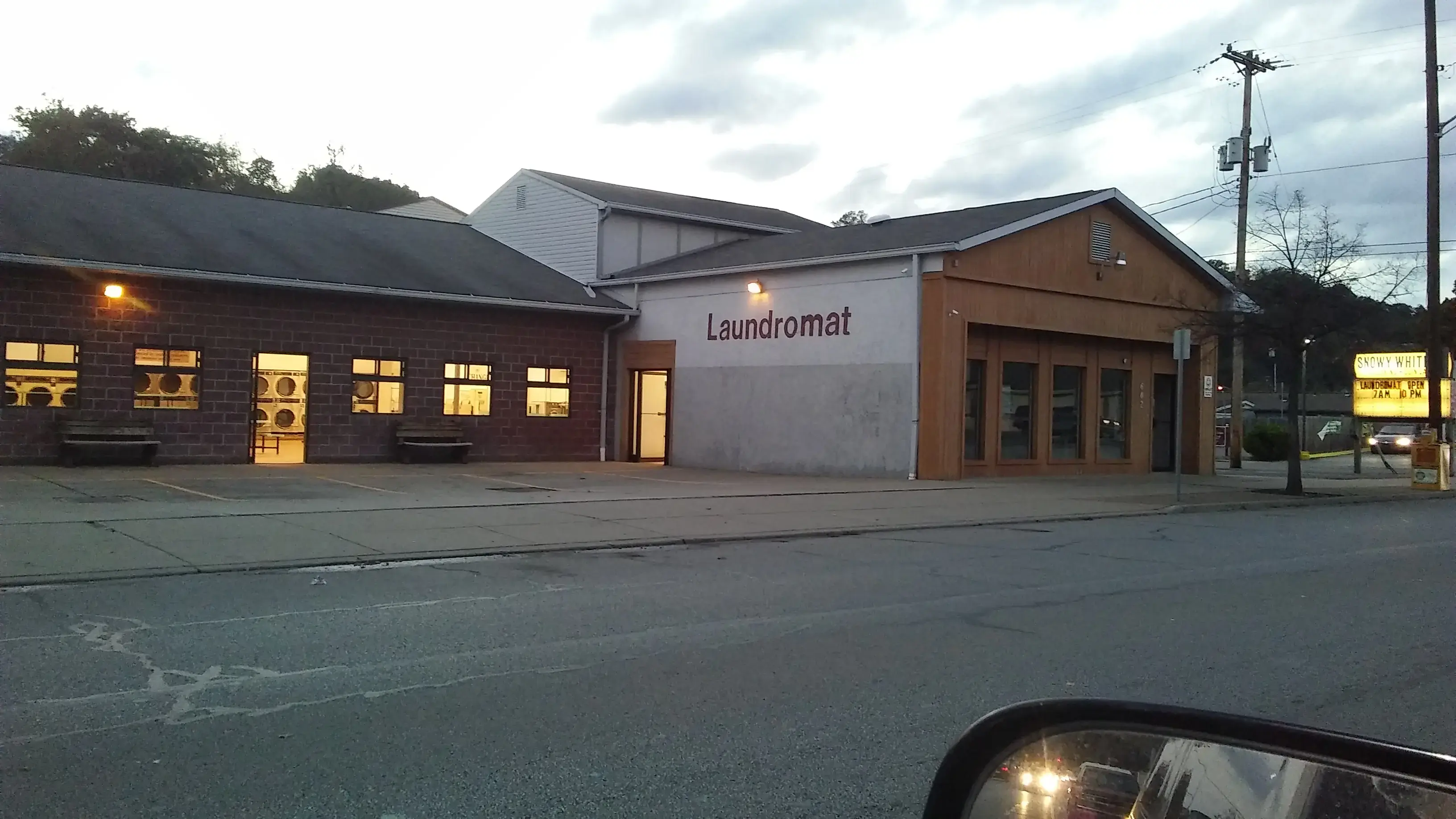 Snowy White Laundromat thumbnail 9