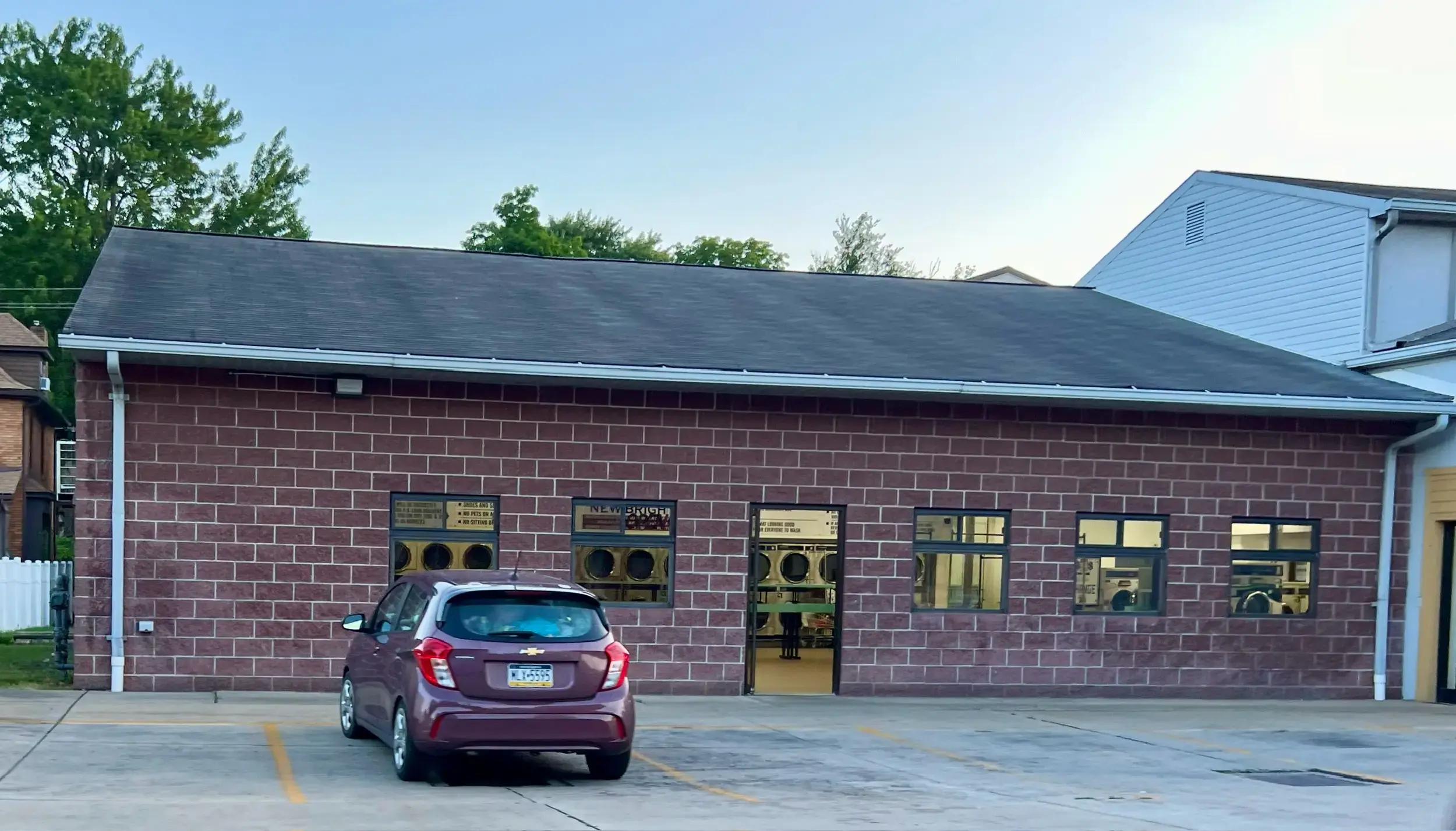 Snowy White Laundromat thumbnail 13