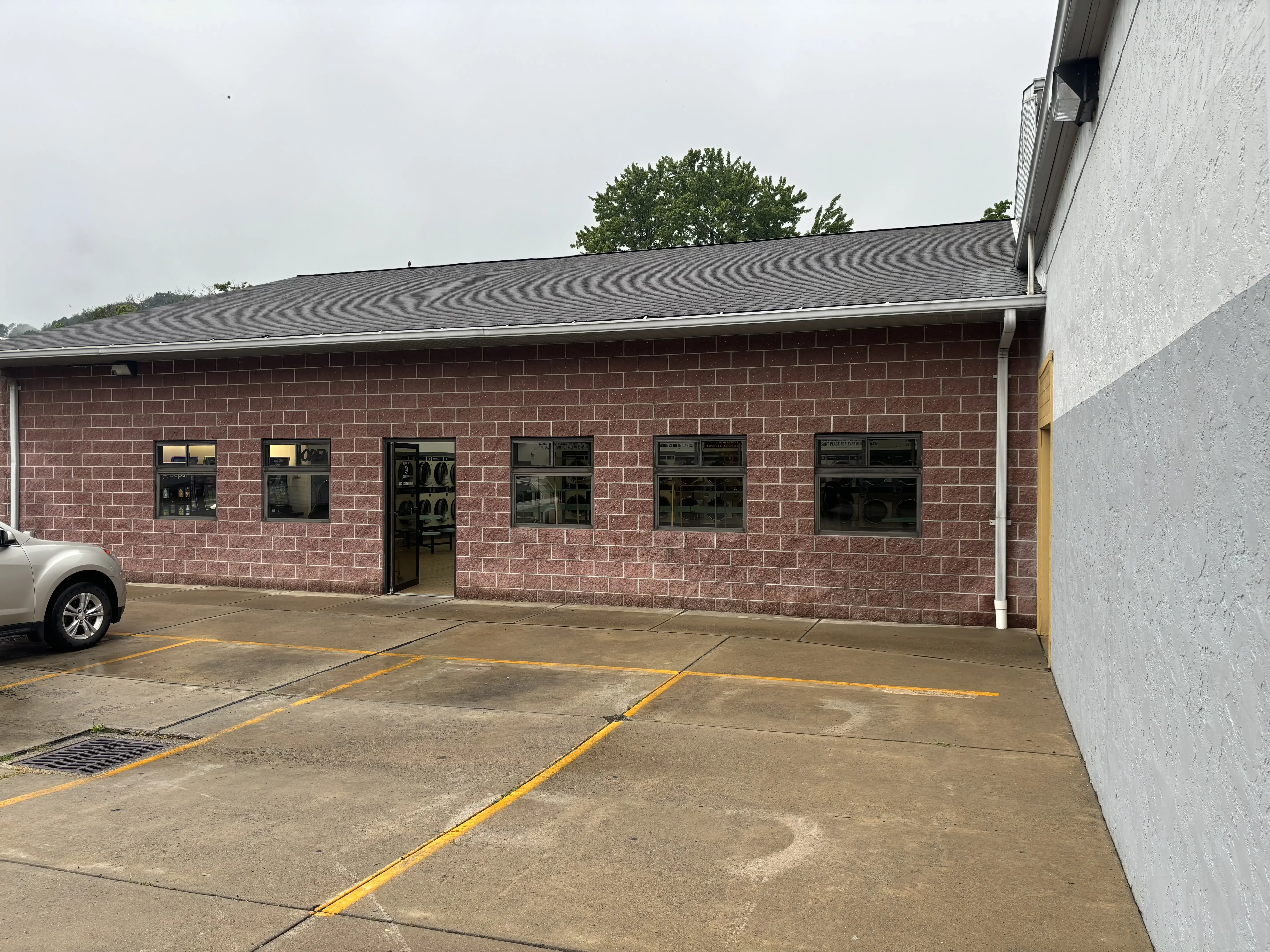 Snowy White Laundromat thumbnail 15