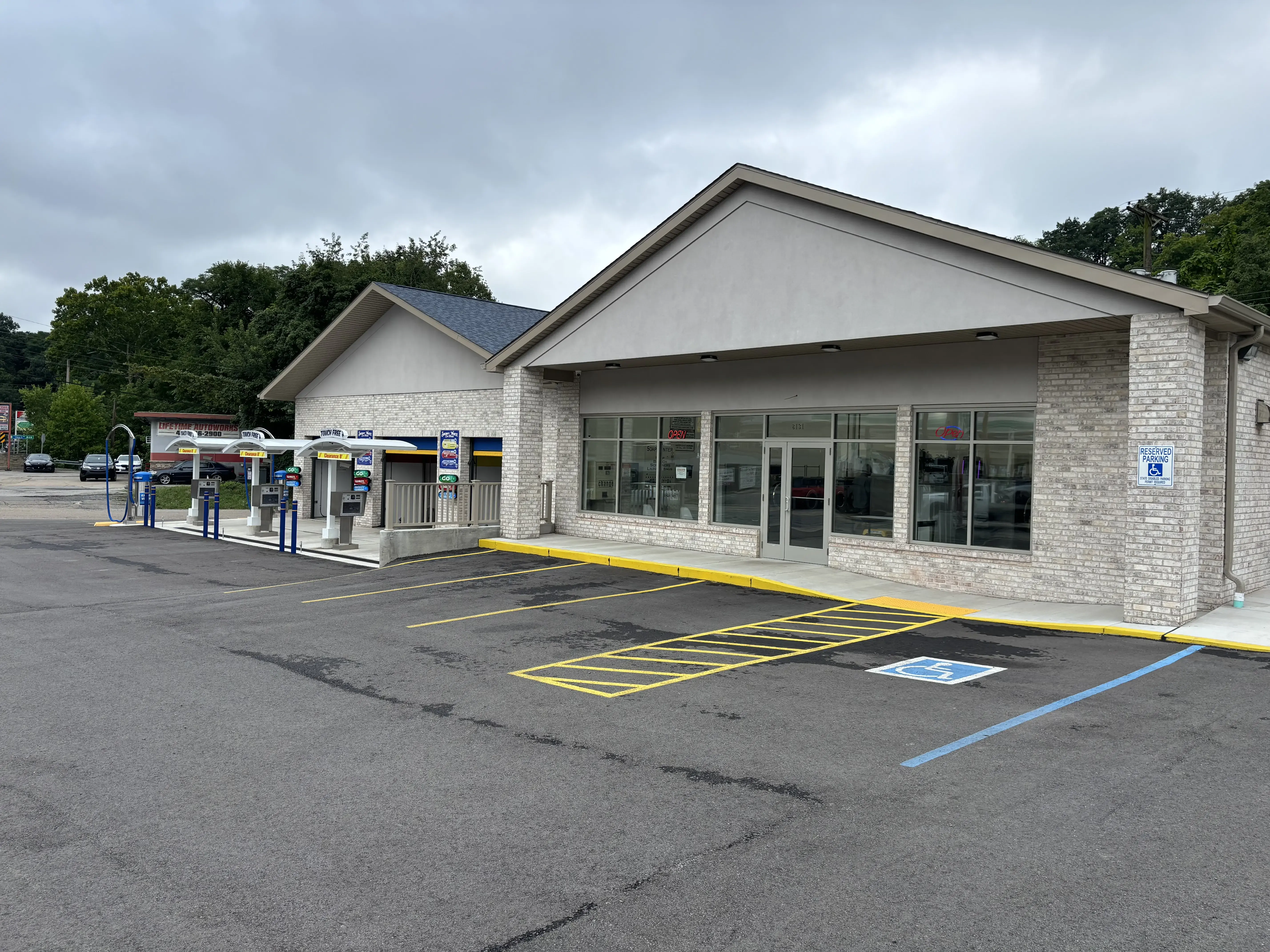 Snowy White Laundromat thumbnail 1