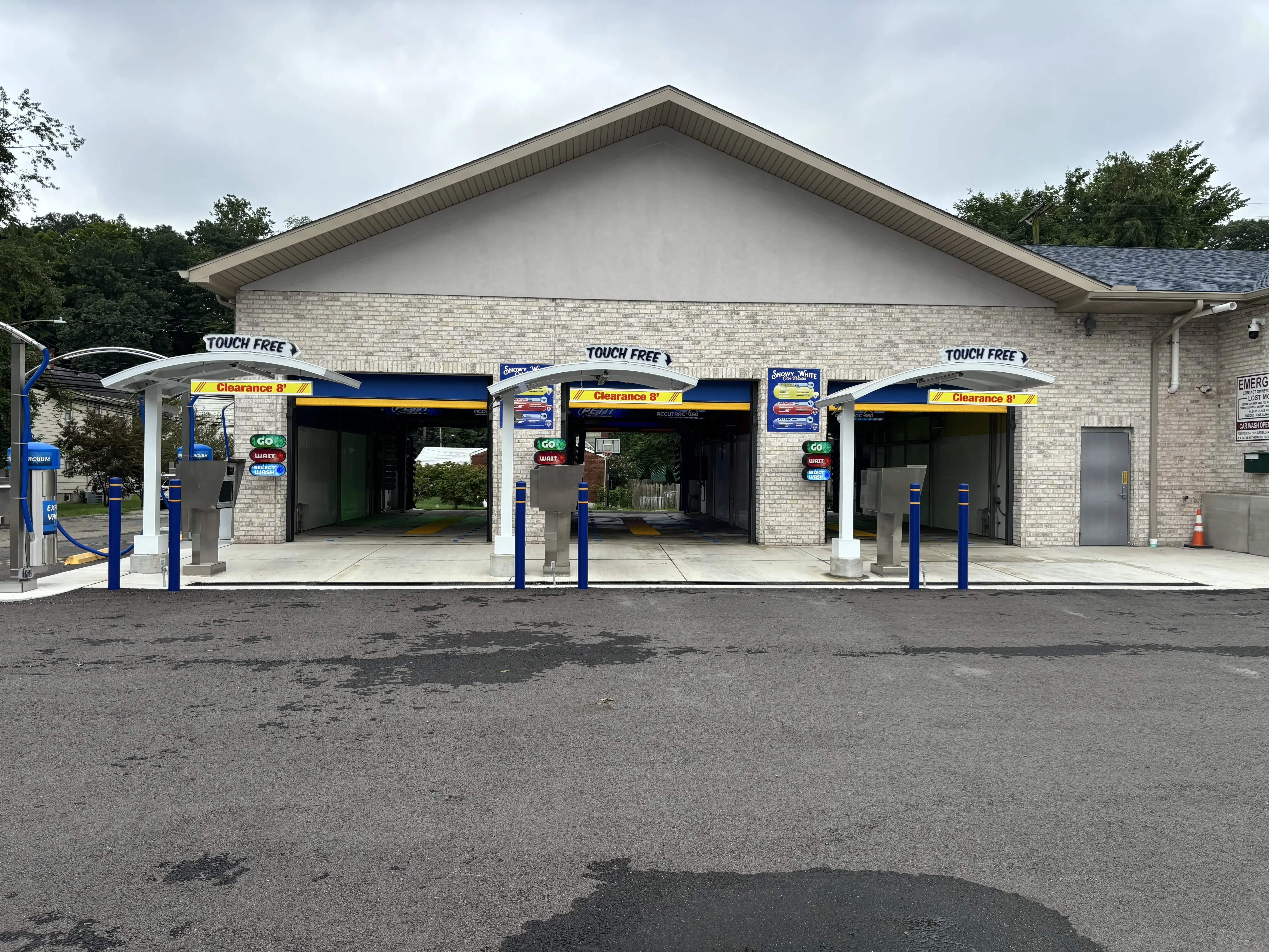 Snowy White Laundromat - Image 8