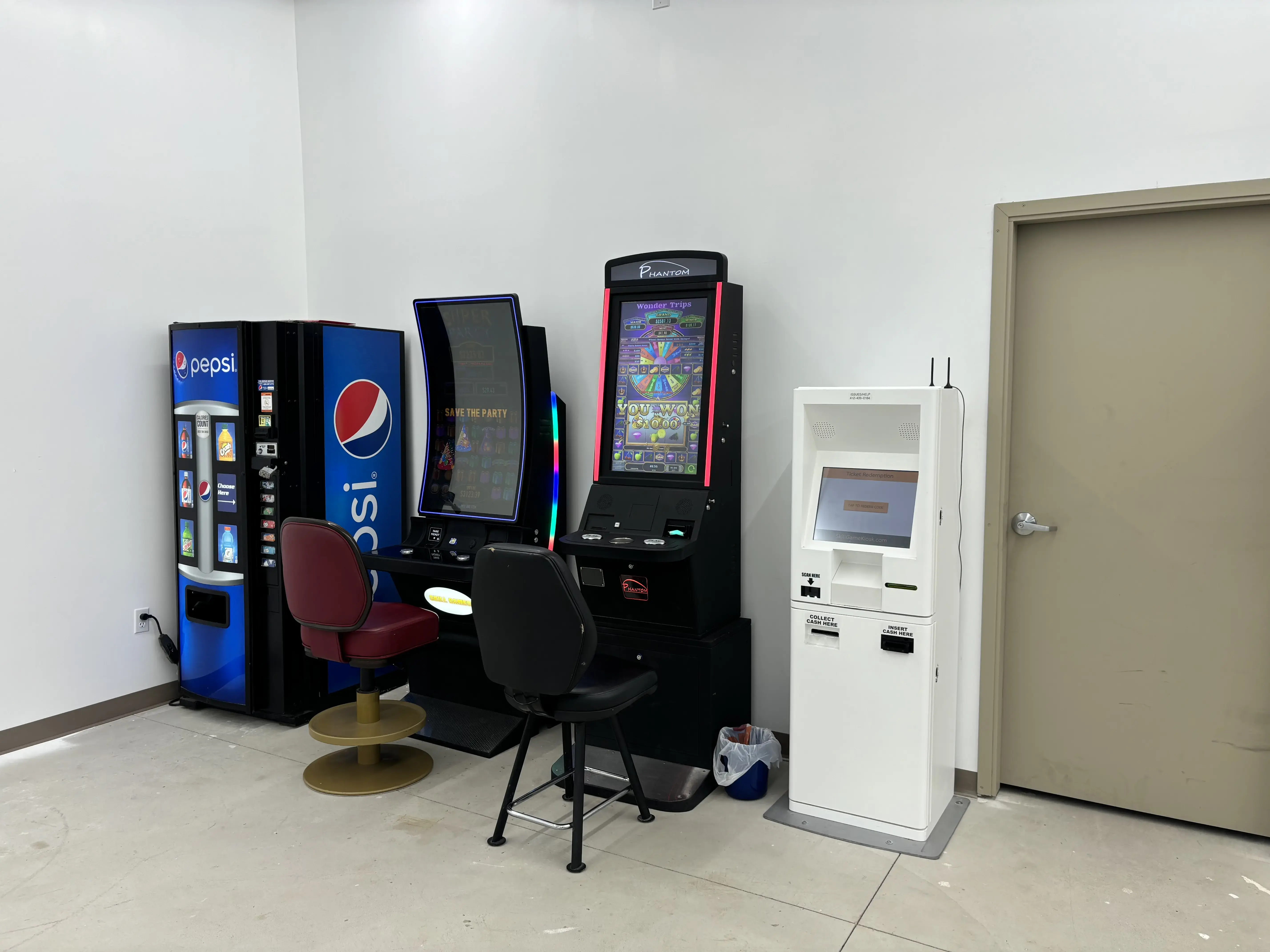 Snowy White Laundromat - Image 4