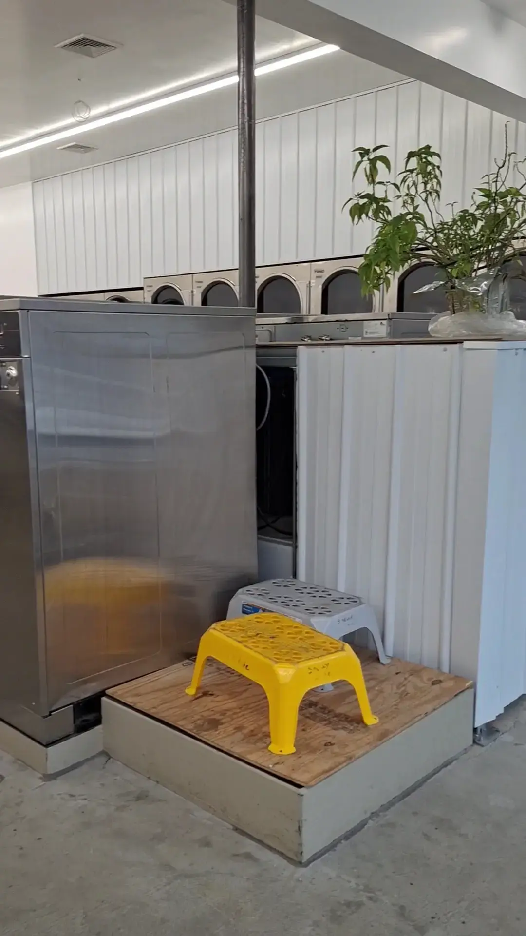 Snowy White Laundromat - Image 11