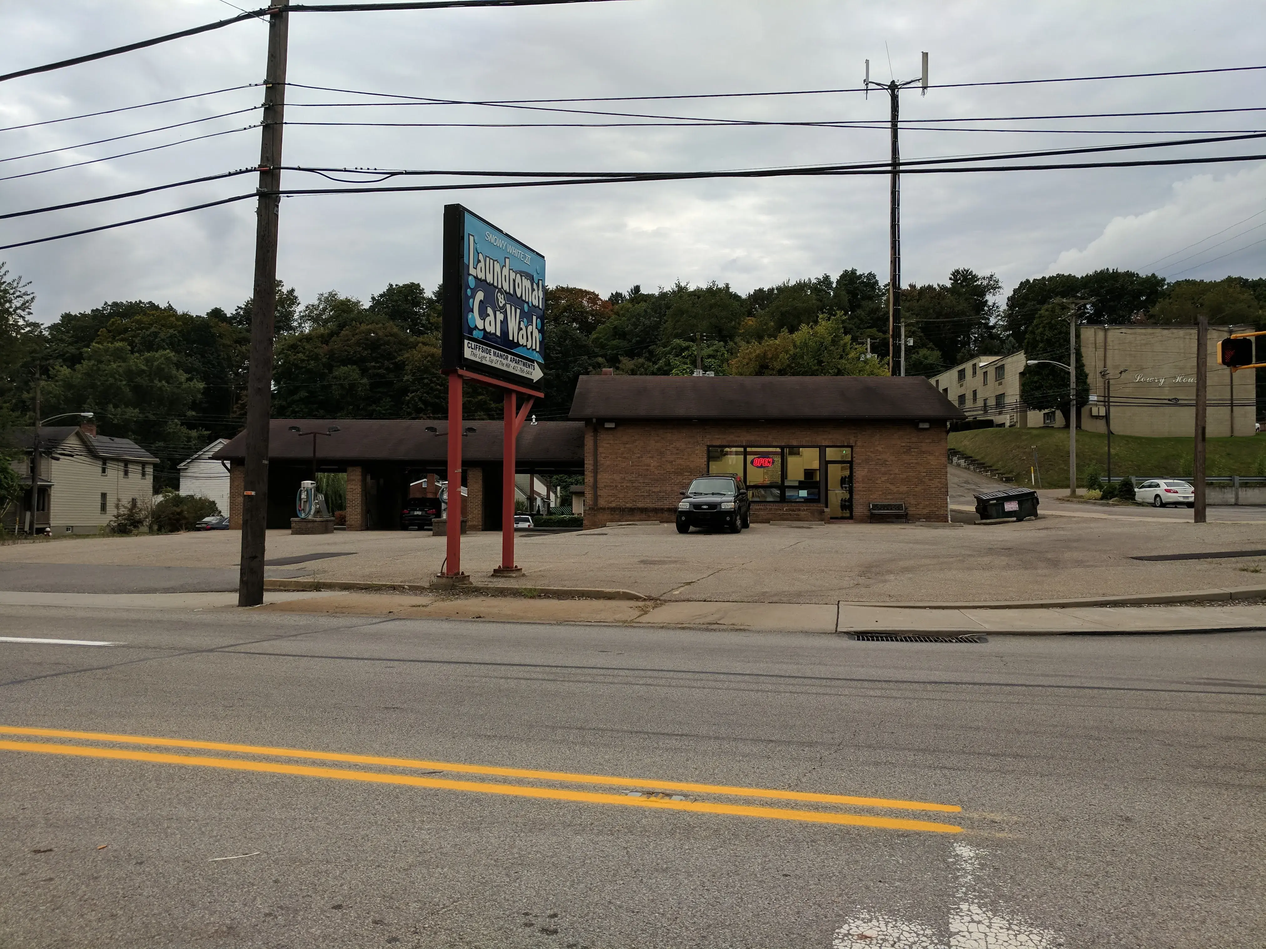 Snowy White Laundromat - Image 7