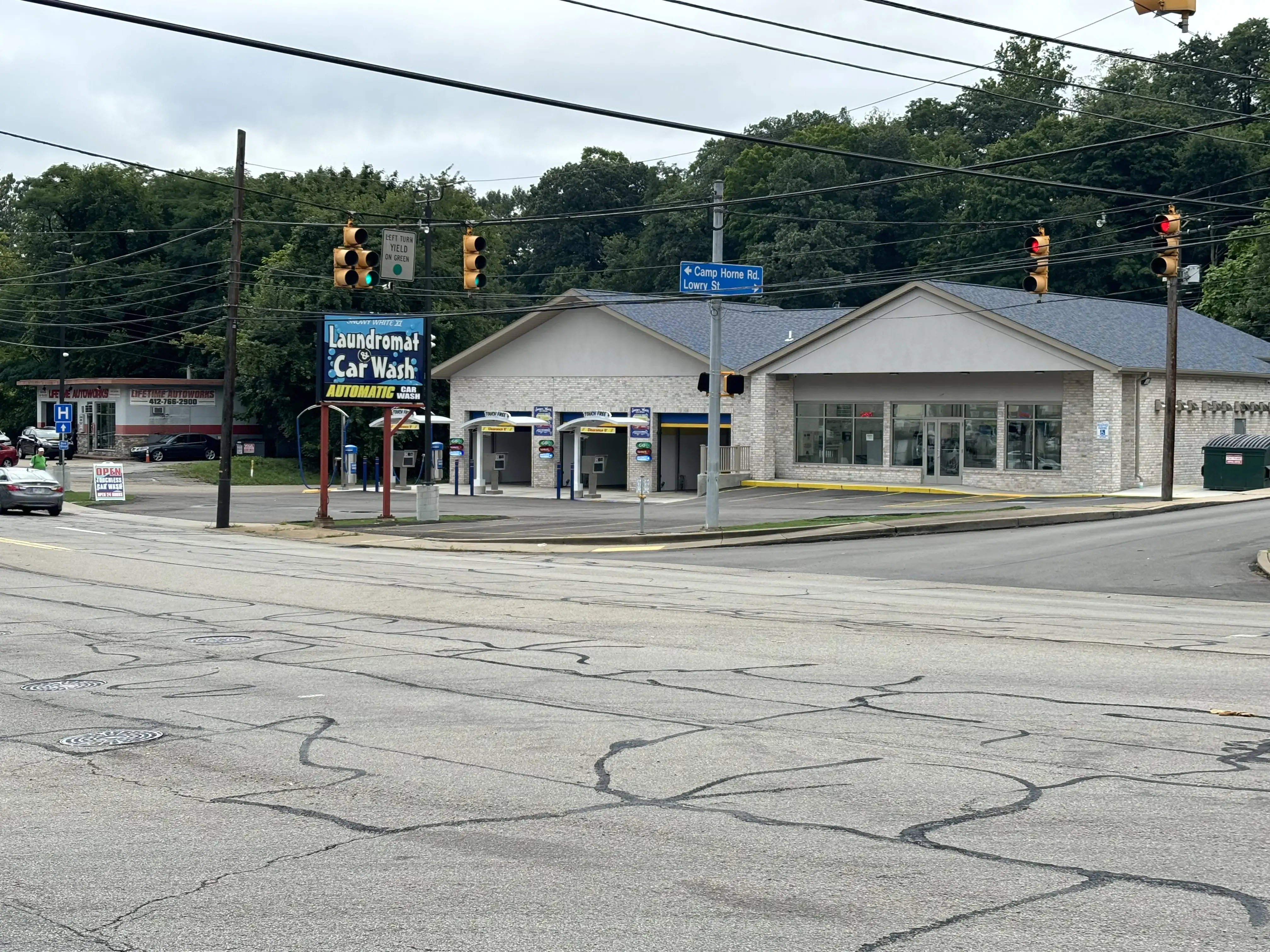 Snowy White Laundromat thumbnail 3