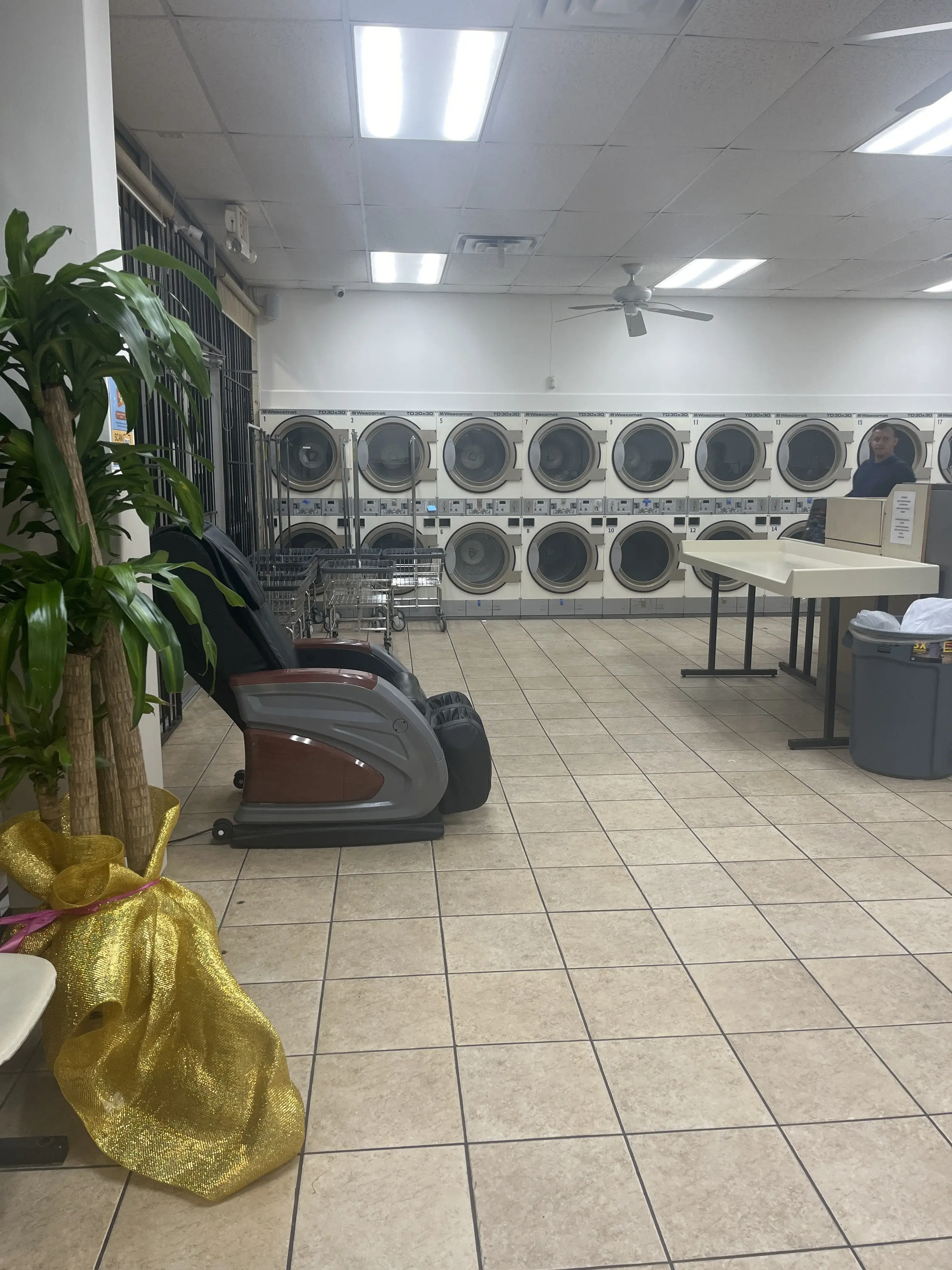 Soak n Spin Washateria - Image 10