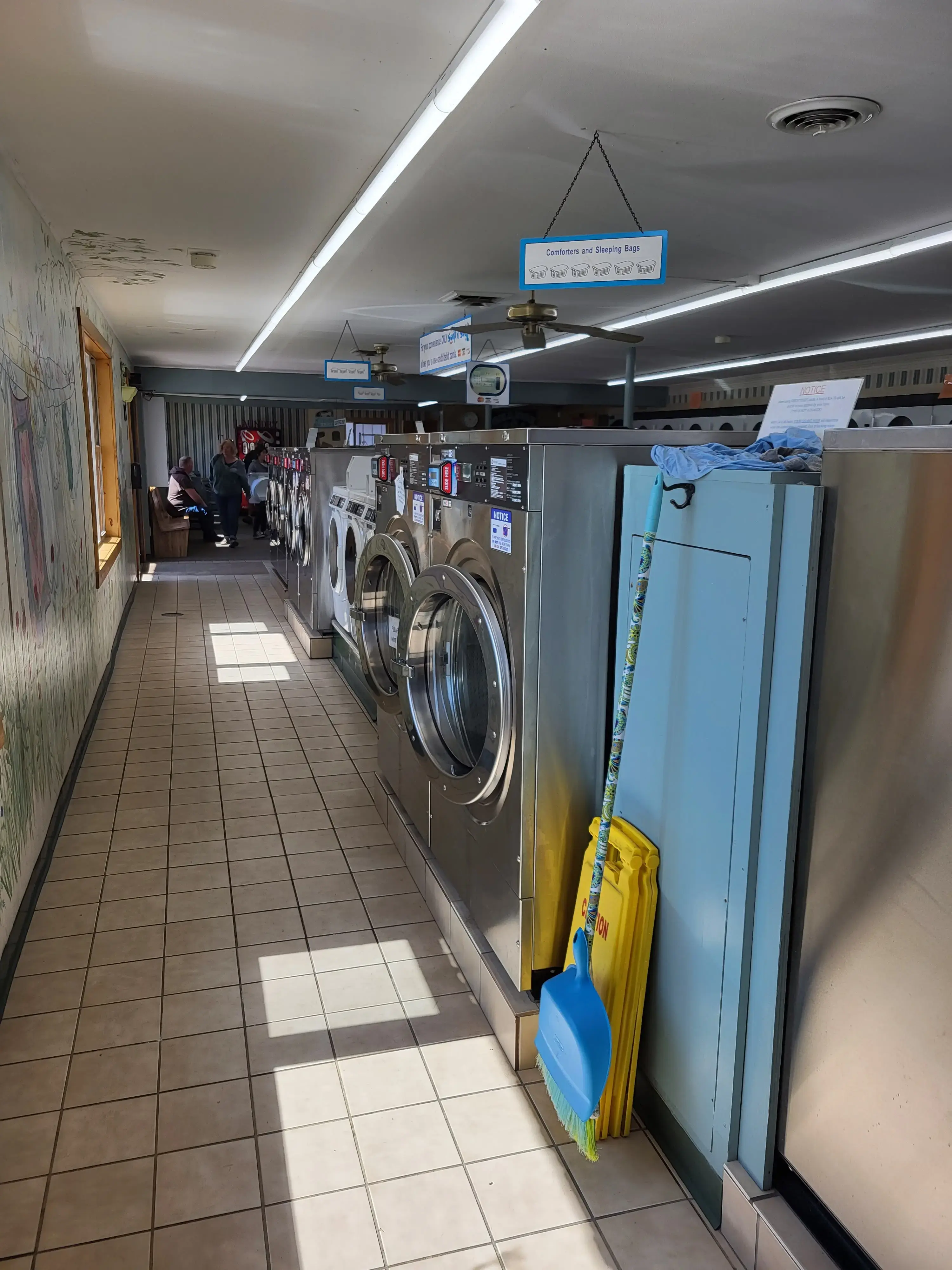 Soap 'N Suds Laundromat - Image 18