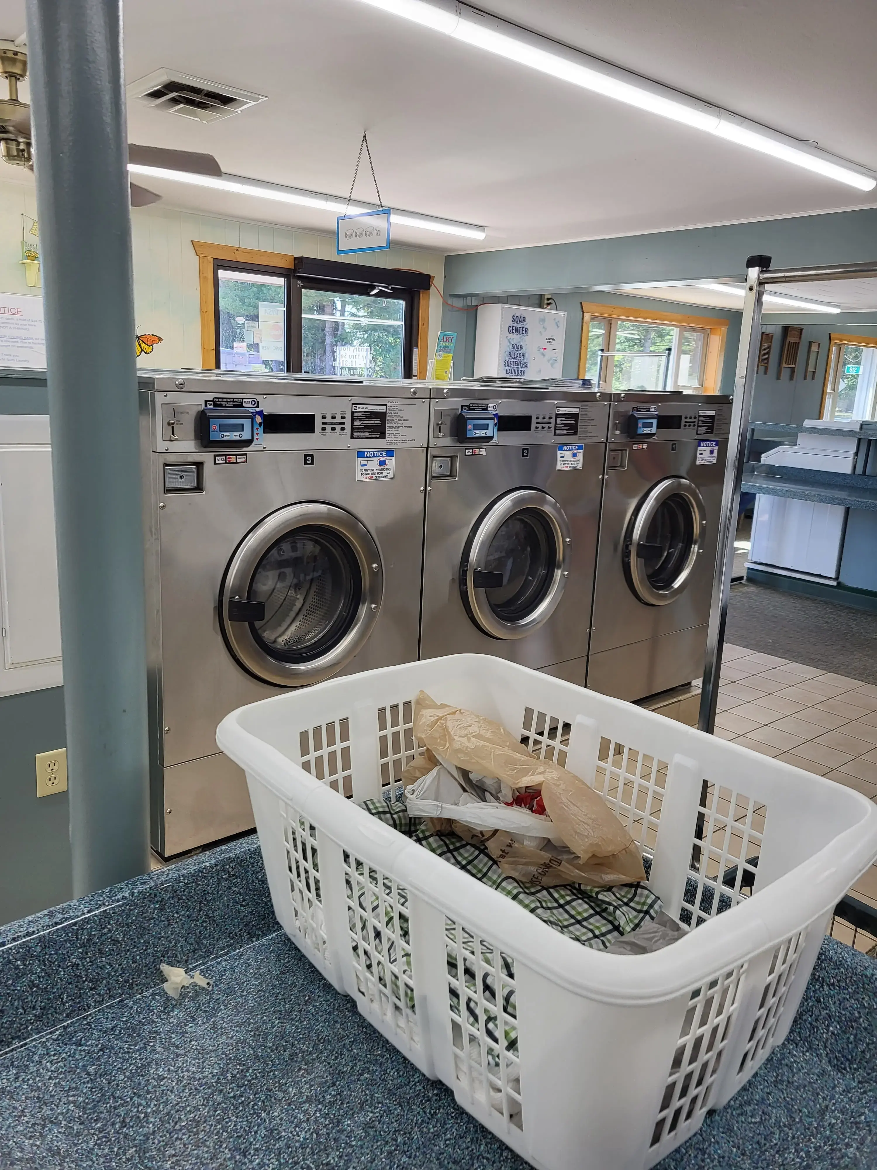 Soap 'N Suds Laundromat - Image 16