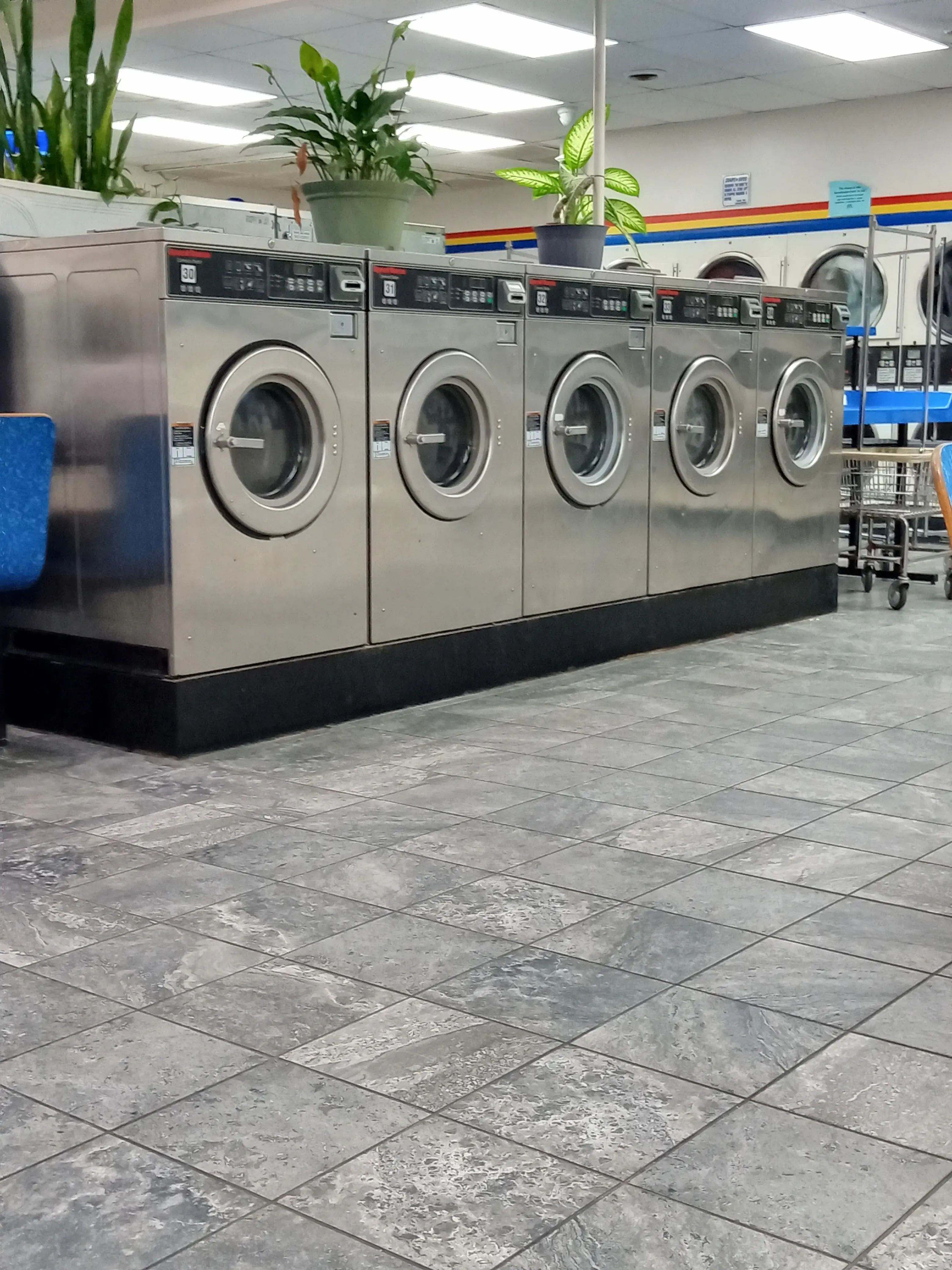 Soaps N Suds Laundromat & Car Wash - Image 20