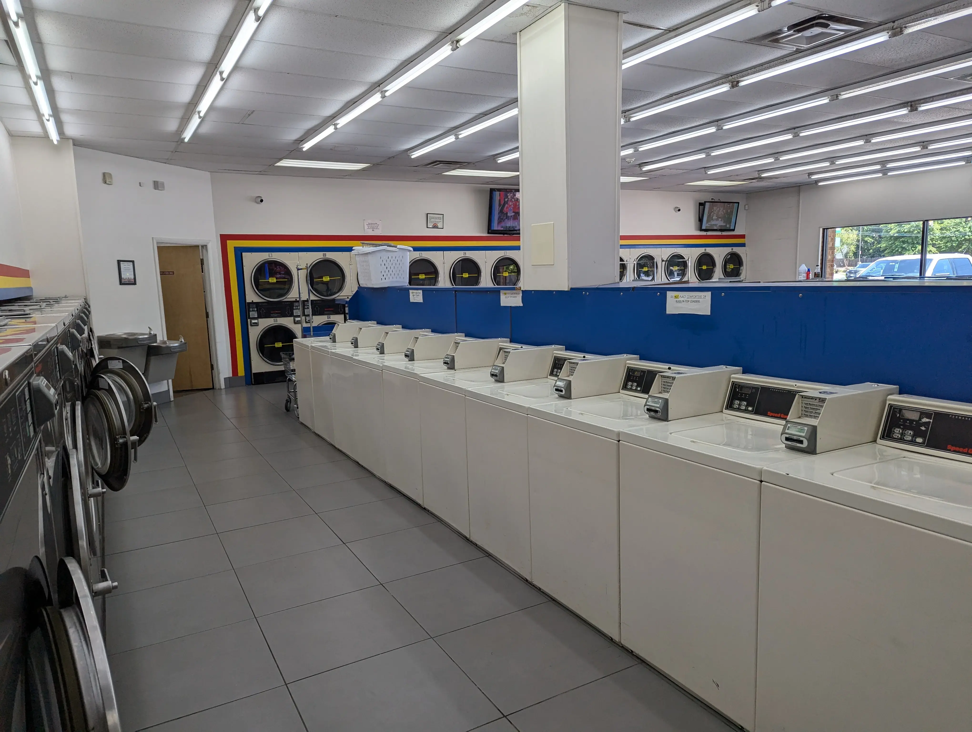 Soaps N Suds Laundromat - Image 18