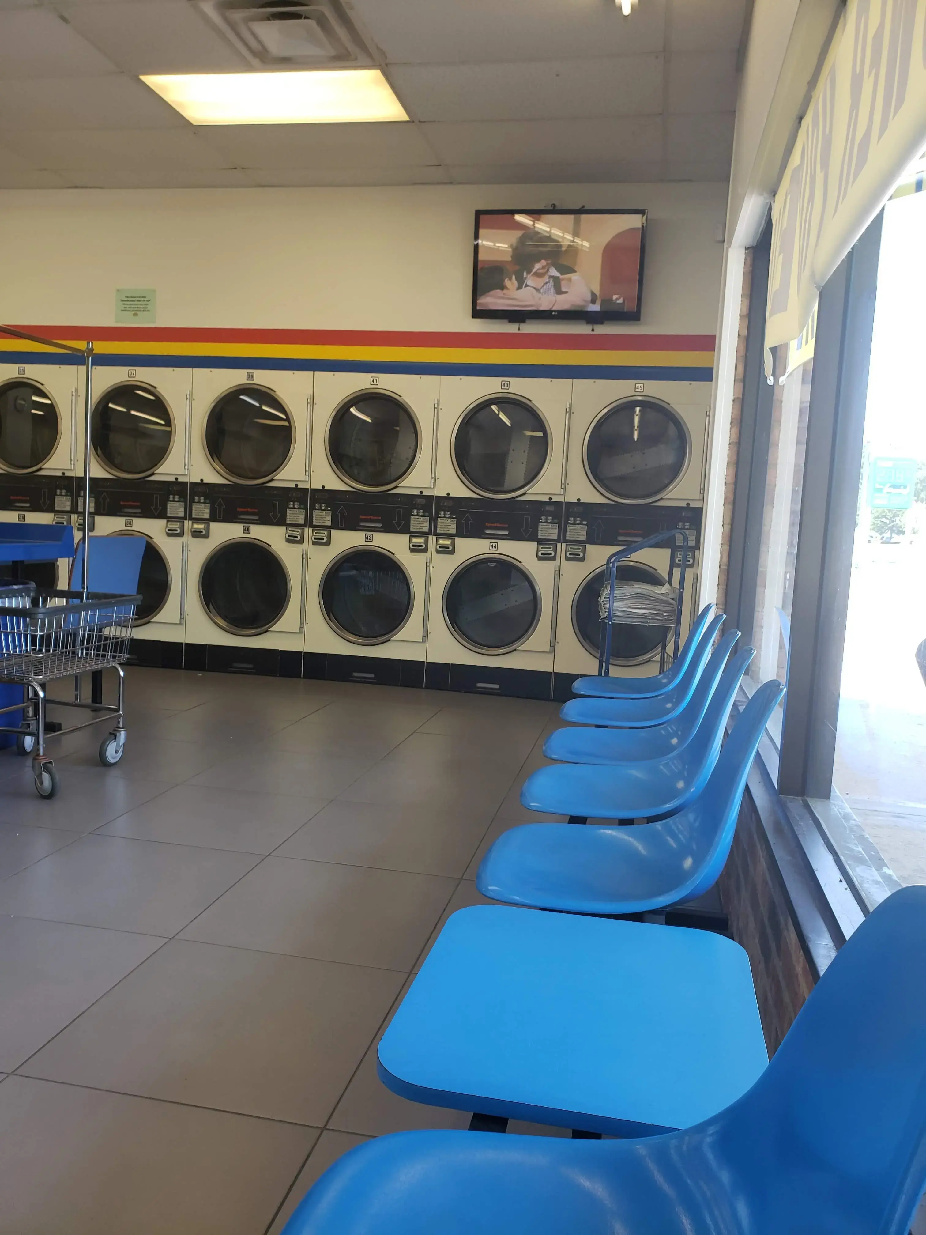 Soaps N Suds Laundromat - Image 13