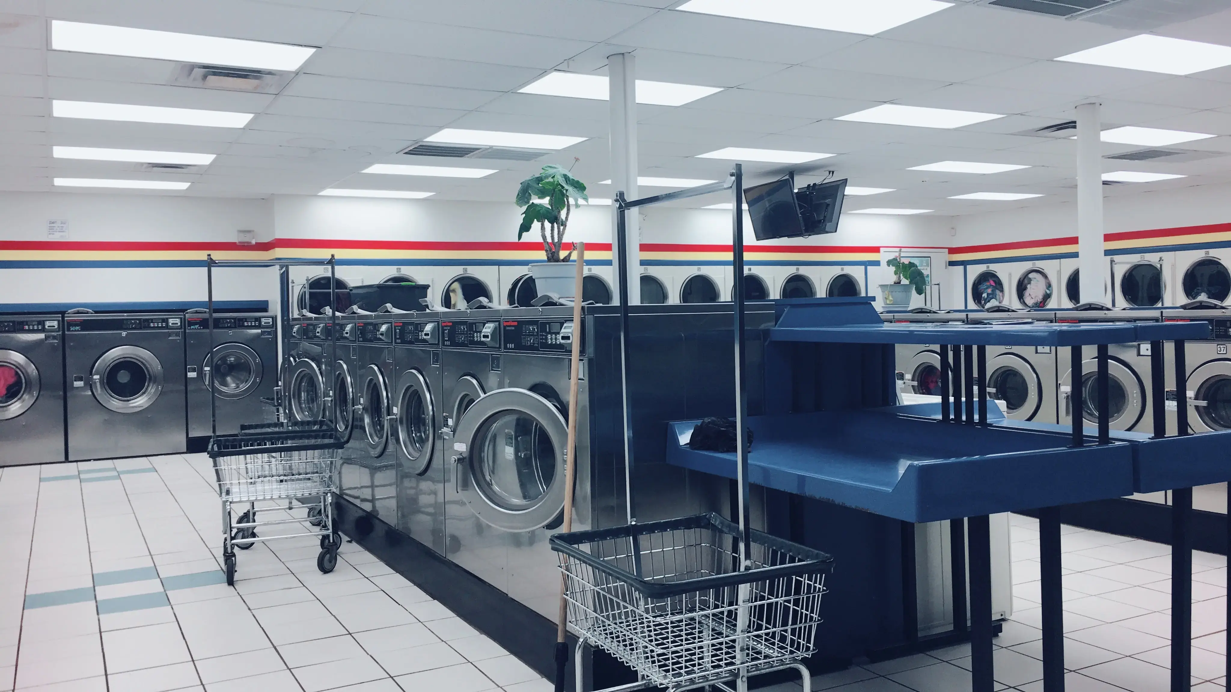 Soaps N Suds Laundromat - Image 20