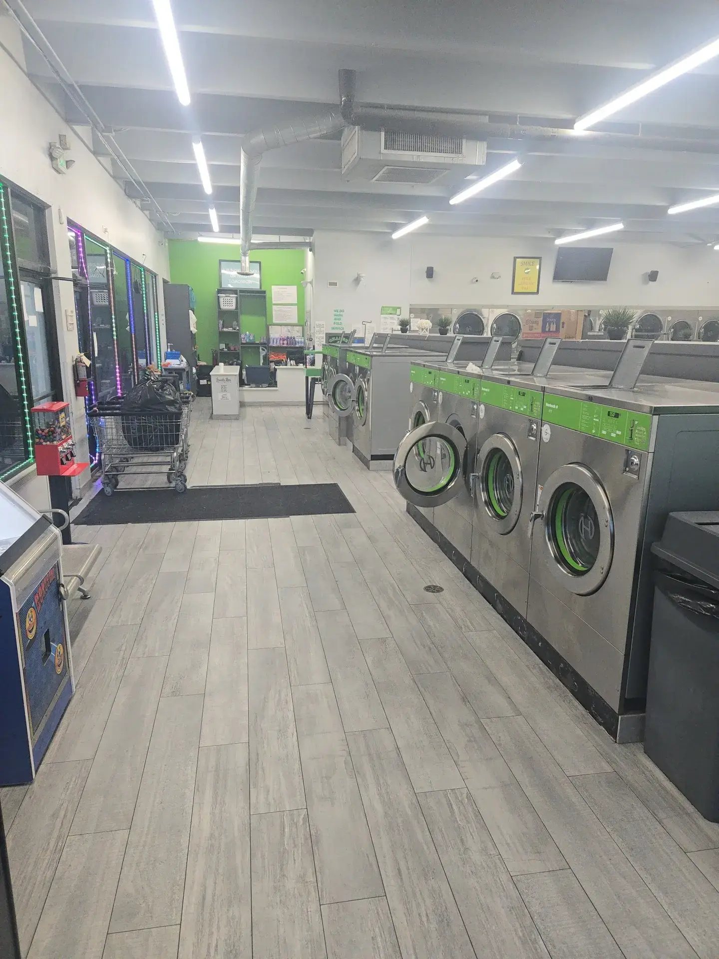 Southgate Laundromart - Image 10