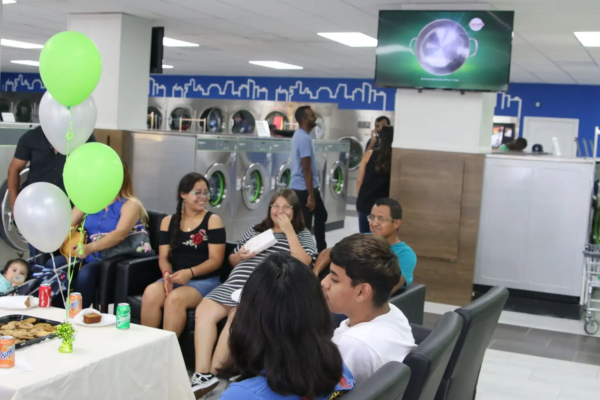 Space City Laundry/ Lavanderia Glenmont thumbnail 11