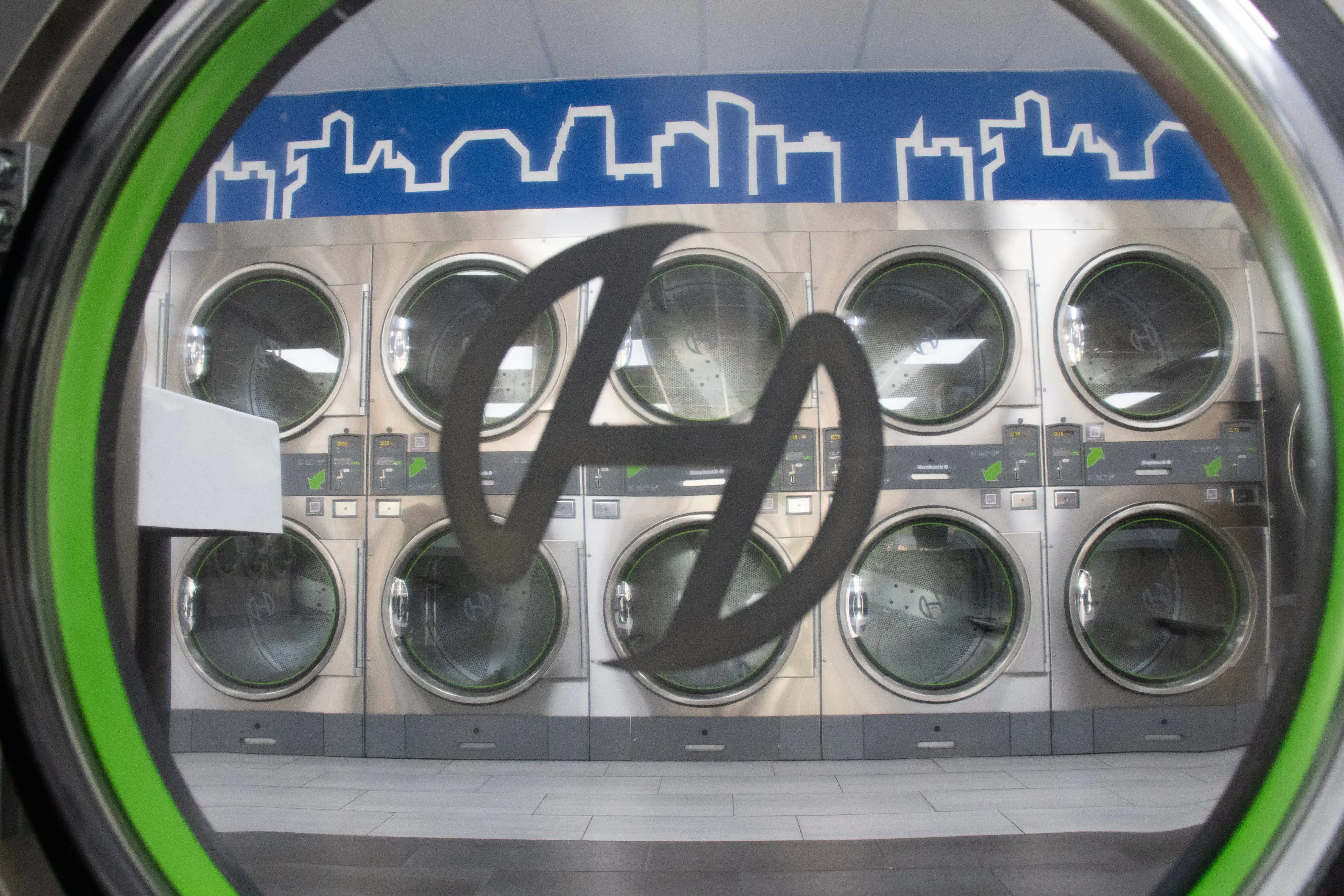 Space City Laundry/ Lavanderia Glenmont - Image 10