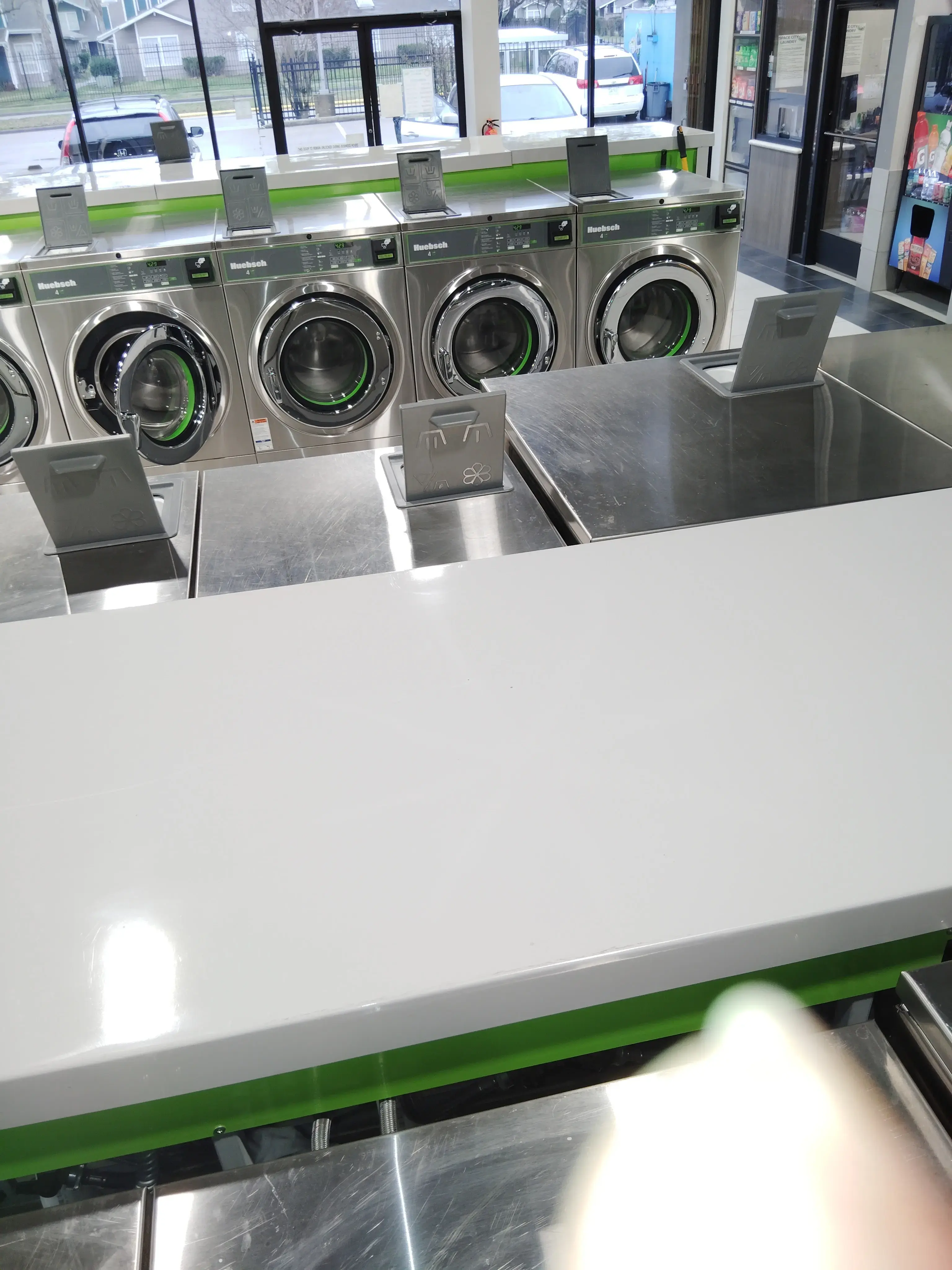 Space City Laundry/ Lavanderia Glenmont - Image 3