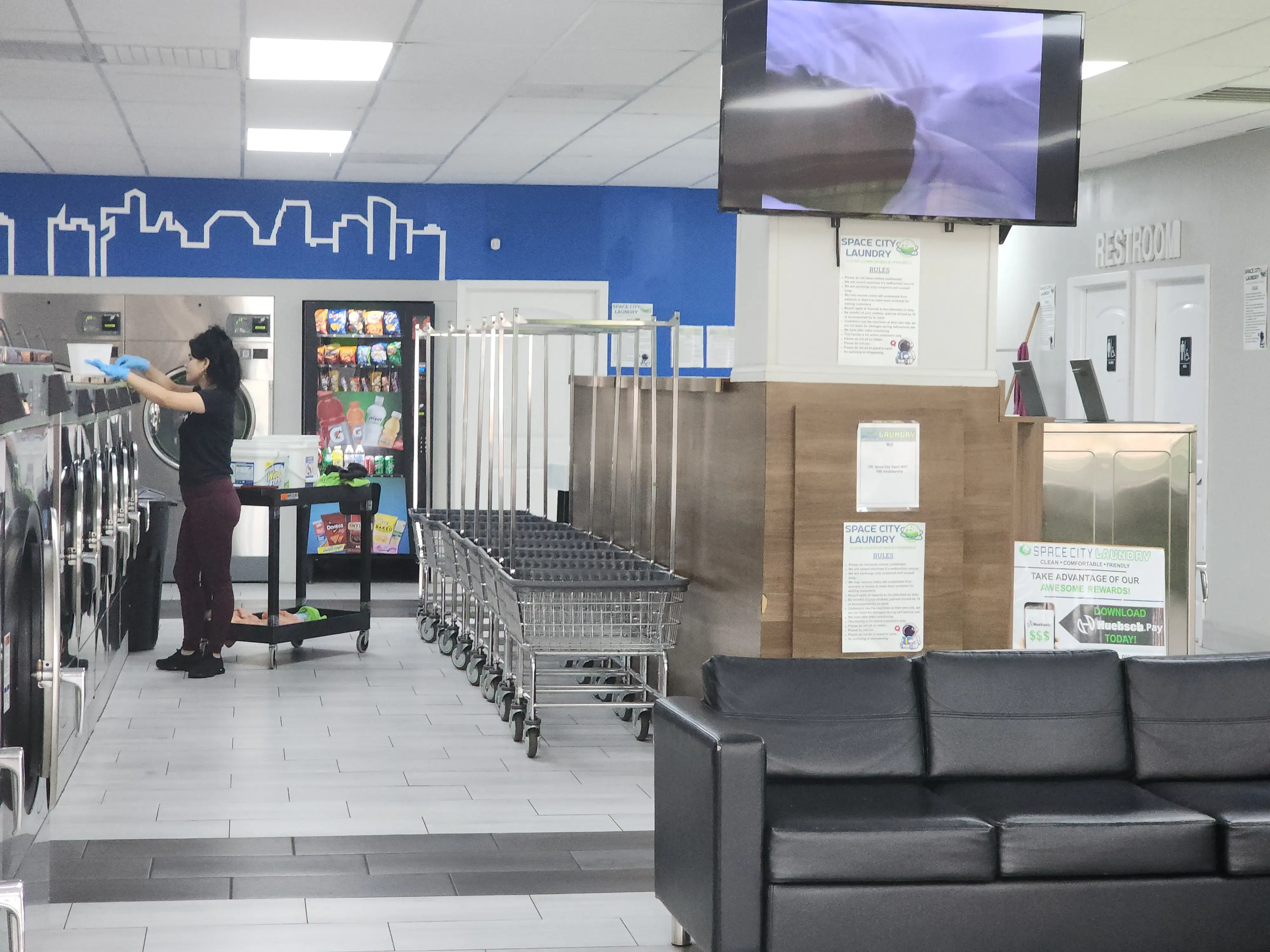 Space City Laundry/ Lavanderia Glenmont - Image 12