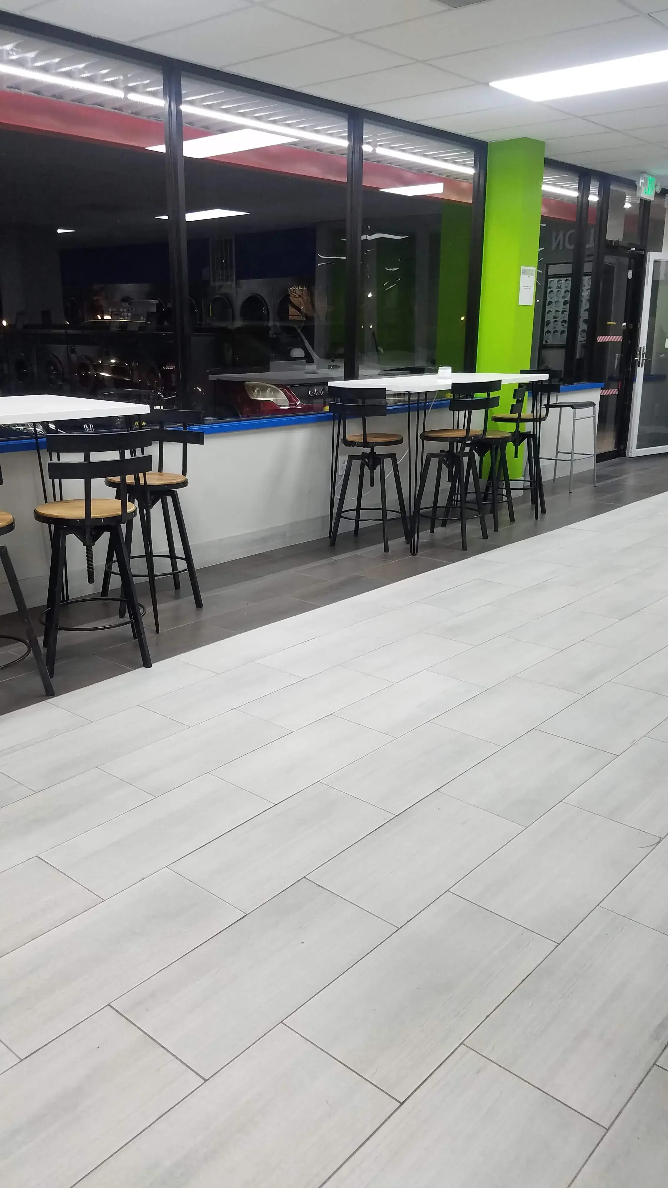 Space City Laundry/ Lavanderia Glenmont - Image 9