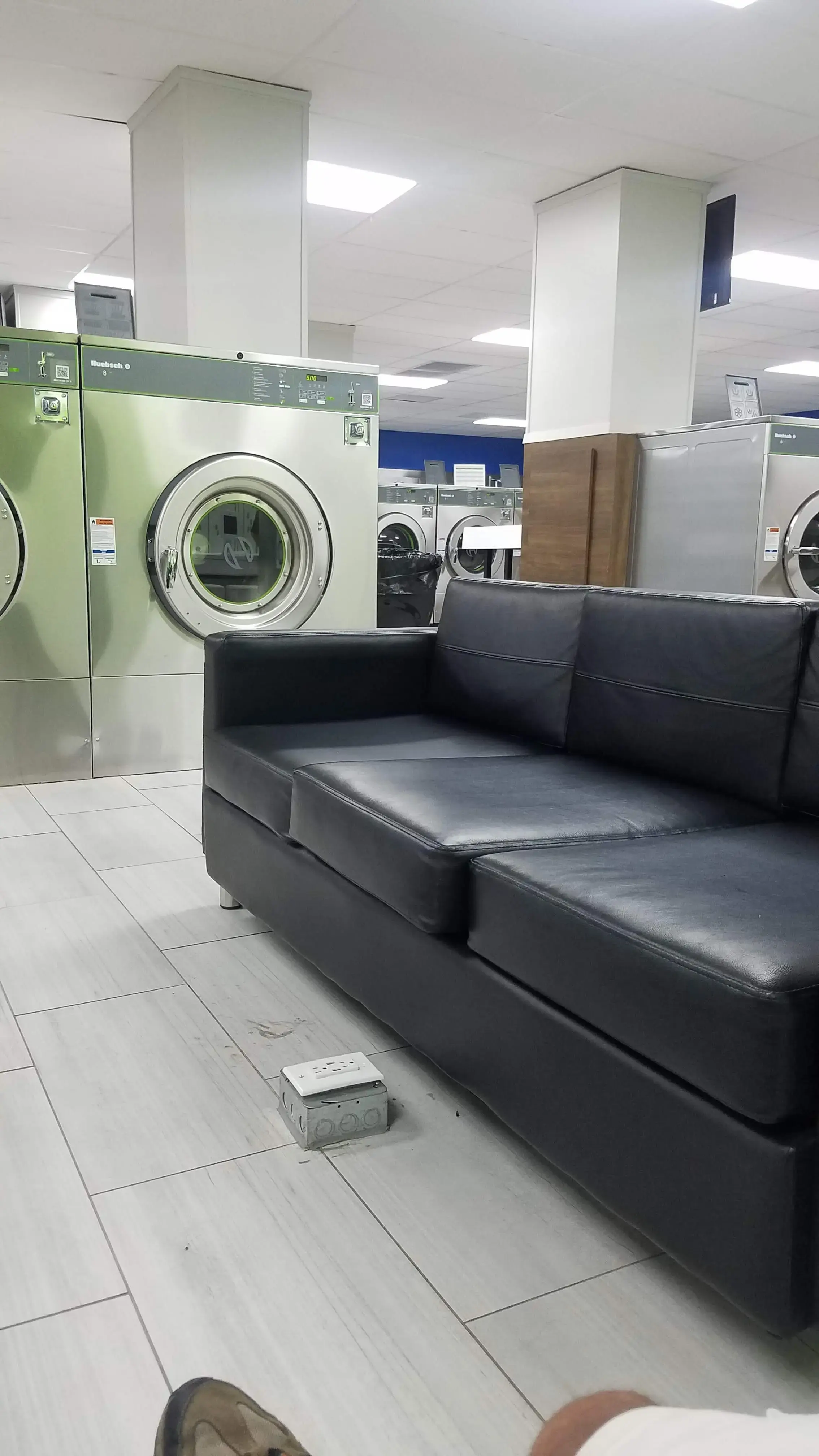 Space City Laundry/ Lavanderia Glenmont - Image 18