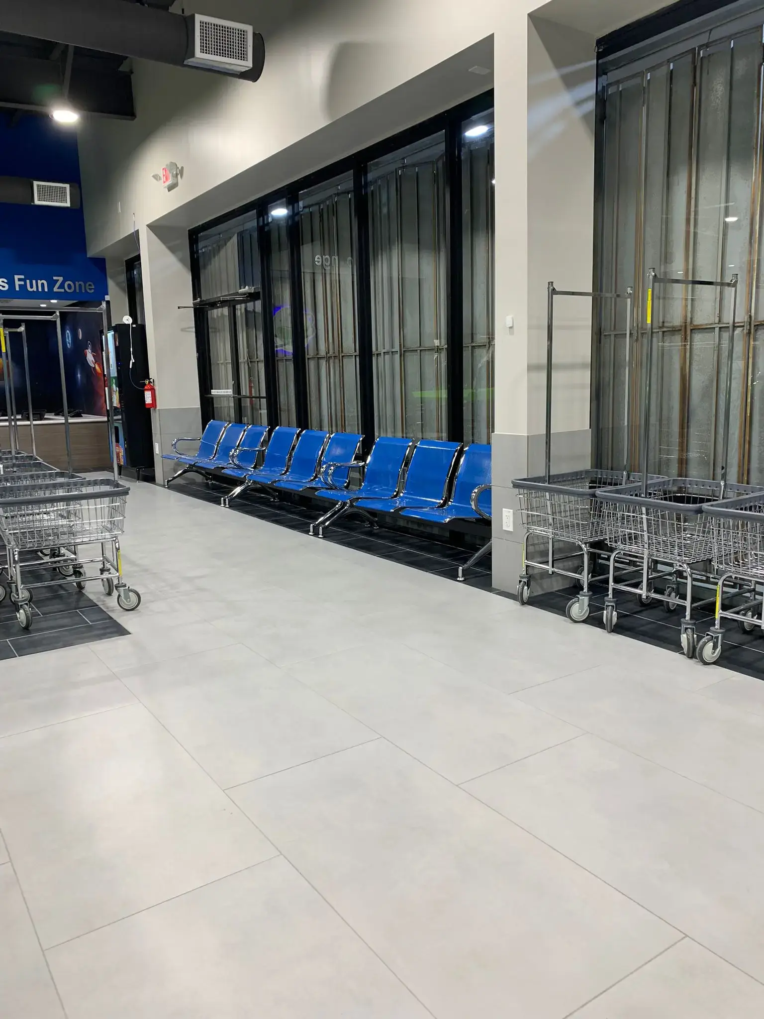 Space City Laundry/Lavanderia West Airport - Image 8