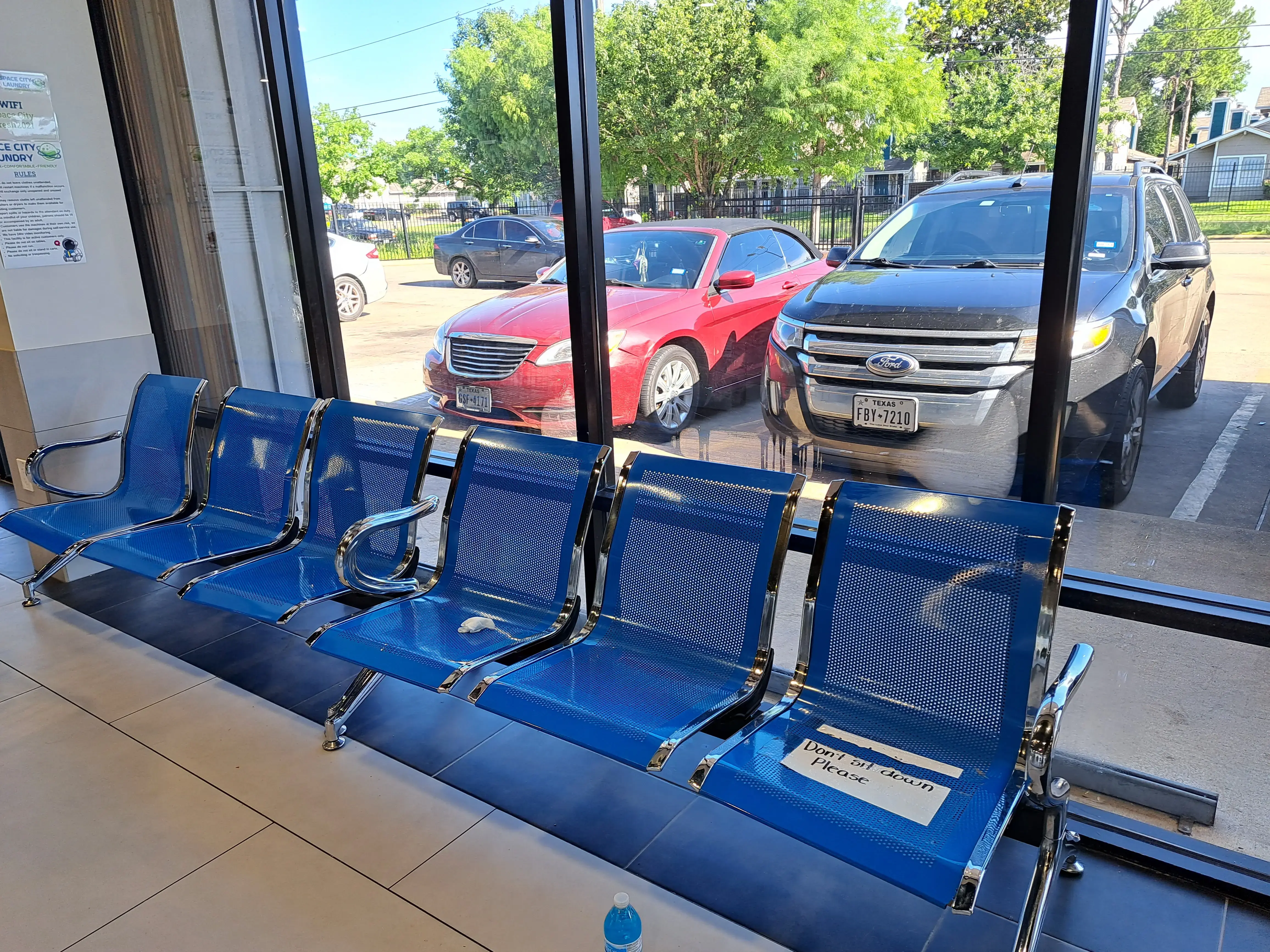 Space City Laundry/Lavanderia West Airport - Image 12