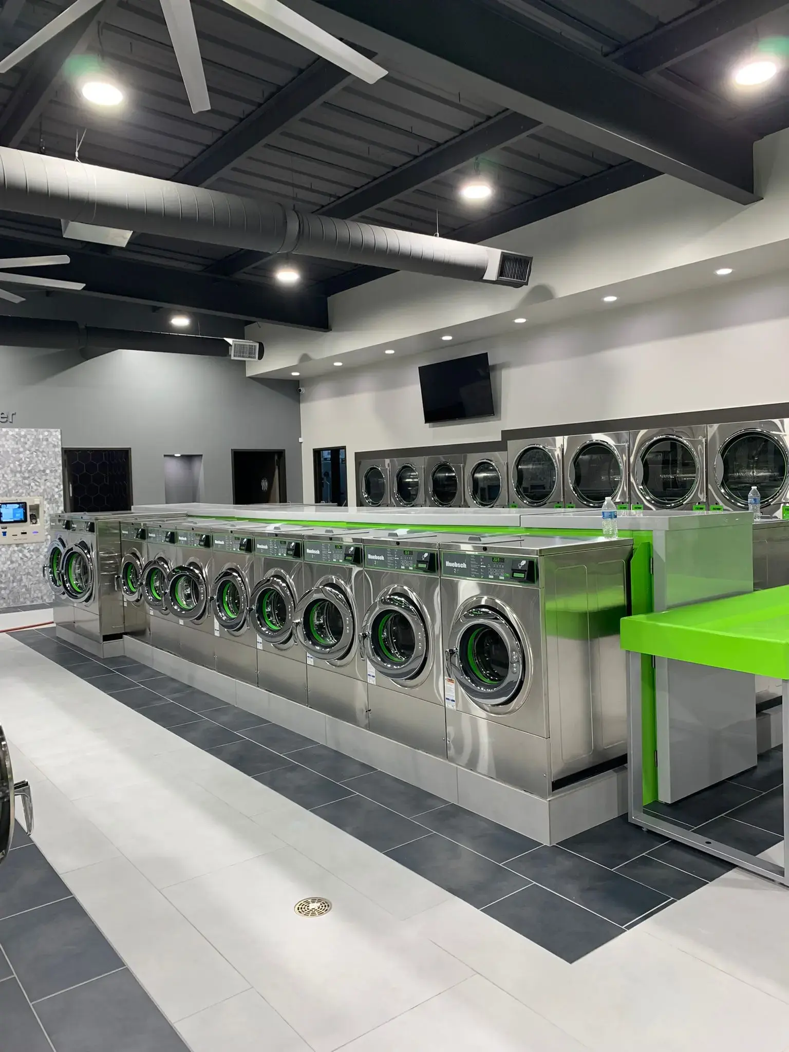Space City Laundry/Lavanderia West Airport location