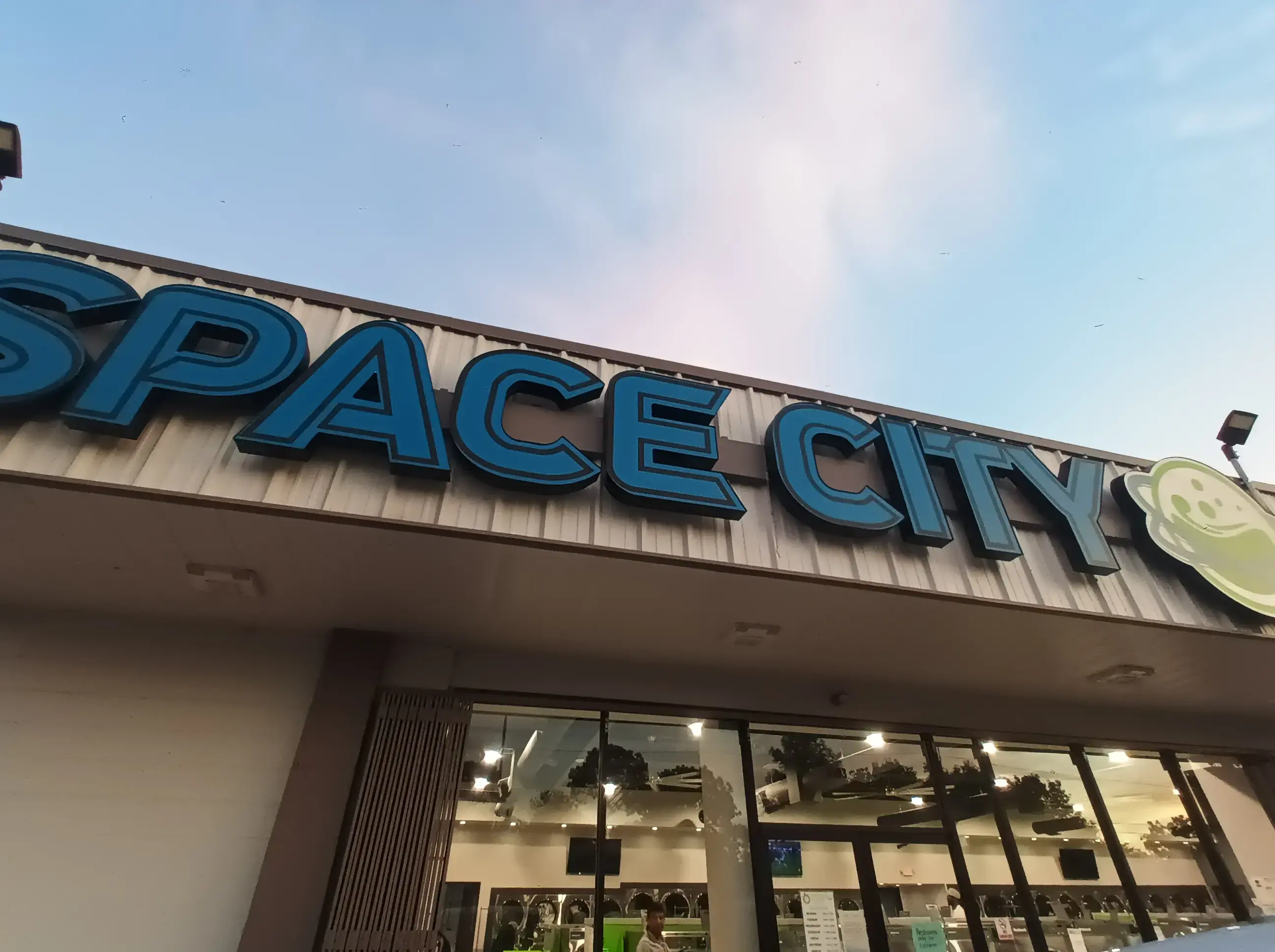 Space City Laundry/Lavanderia West Airport - Image 3