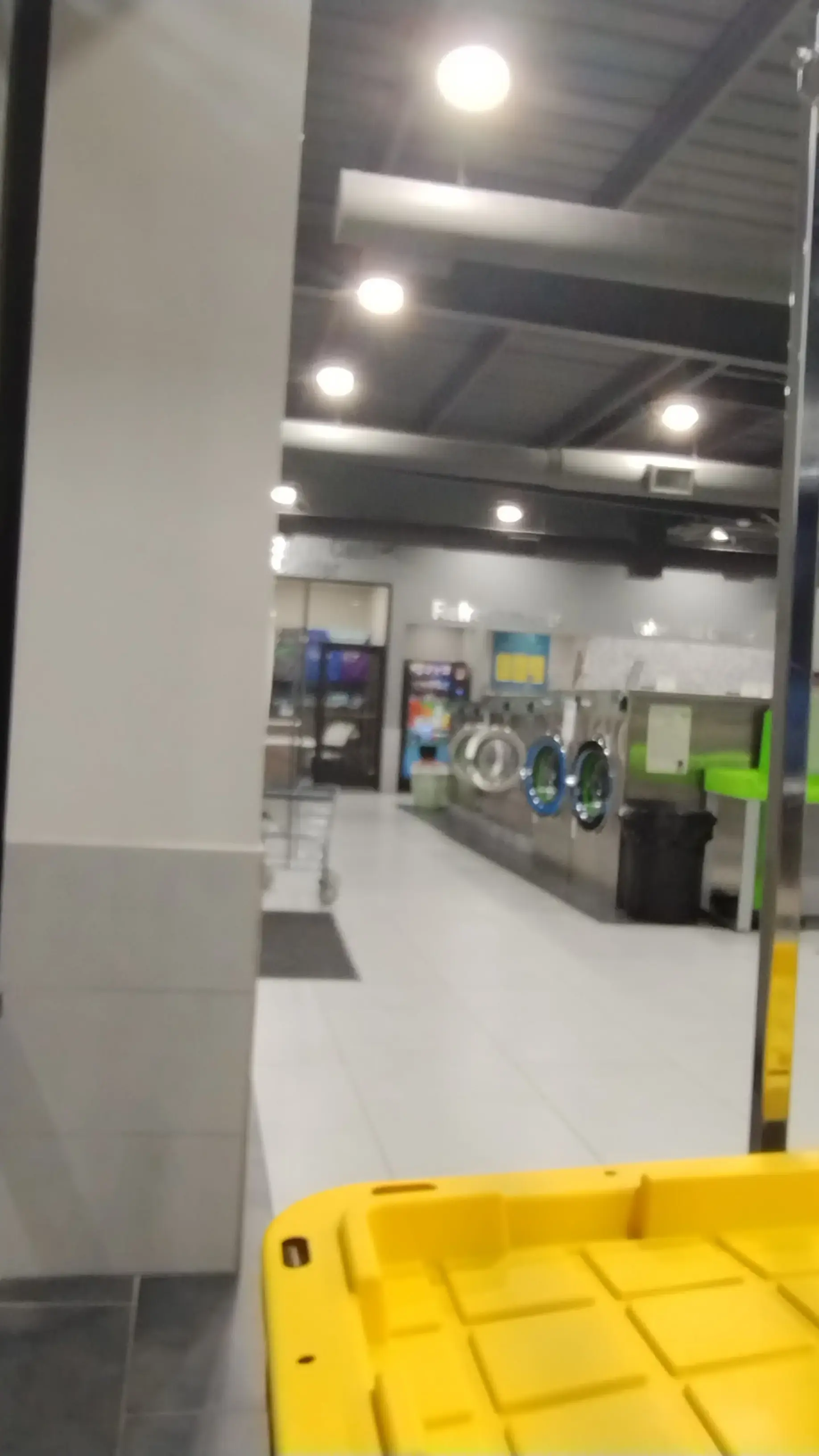 Space City Laundry/Lavanderia West Airport - Image 18